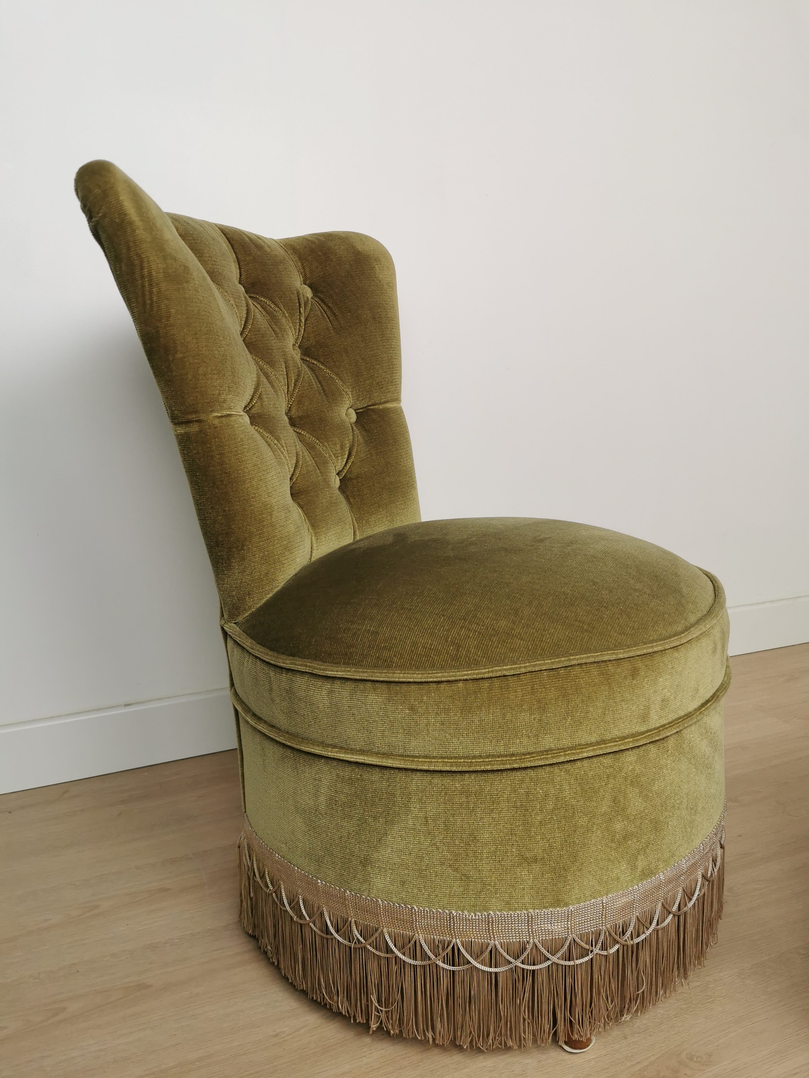 Chauffeuse crapaud avec repose pieds – Image 8