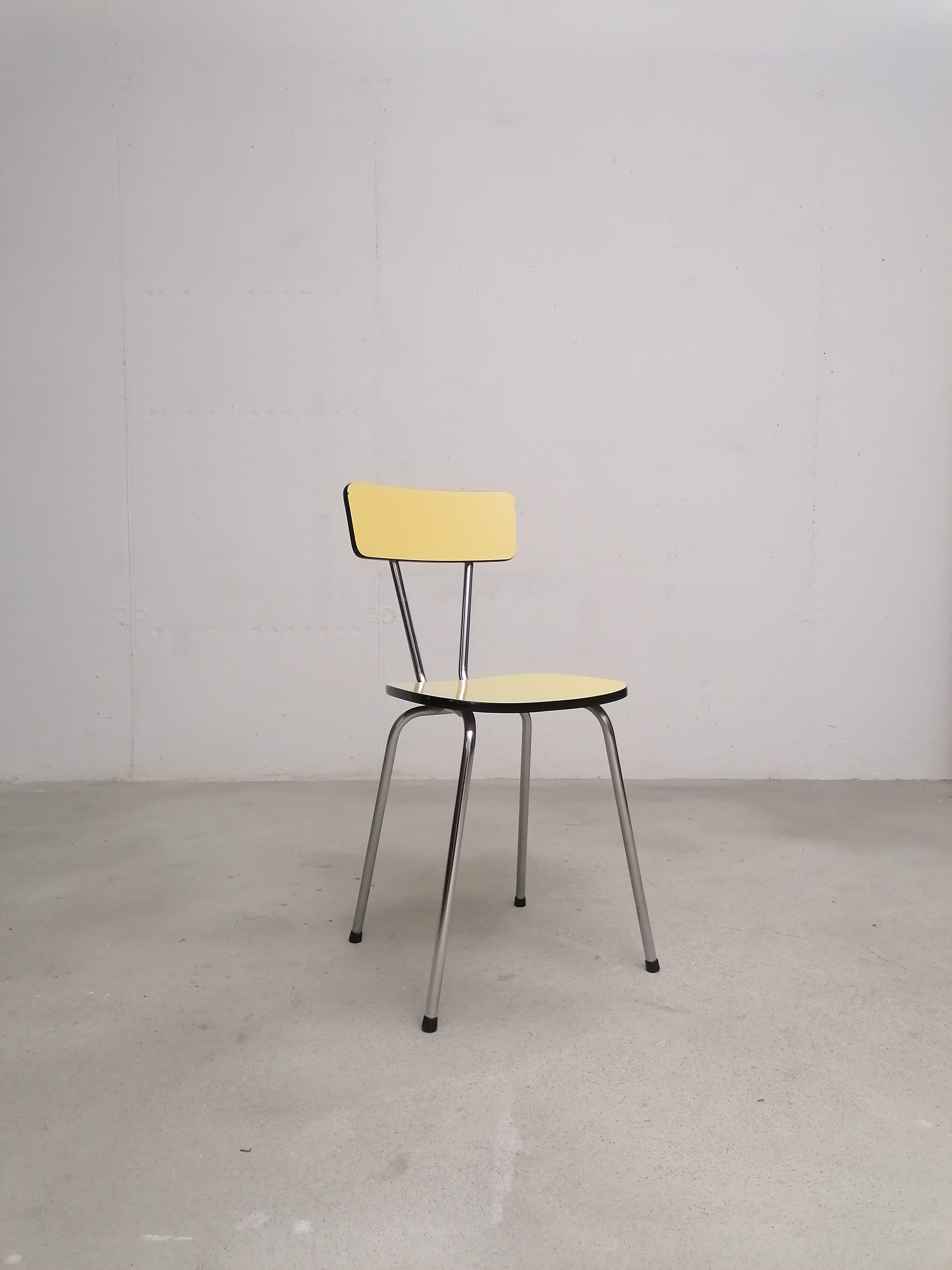 Chaise formica jaune – Image 2
