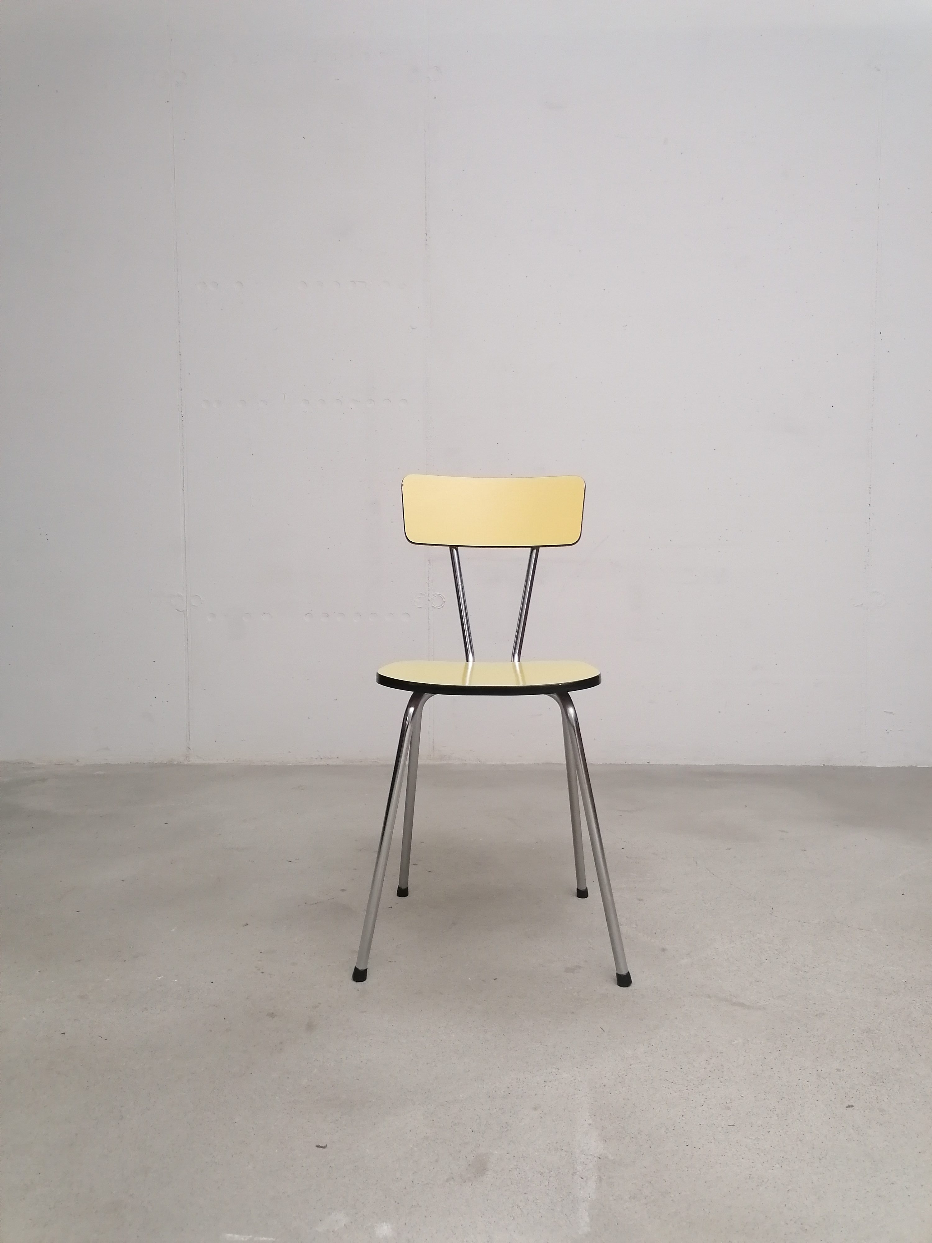 Chaise formica jaune – Image 3