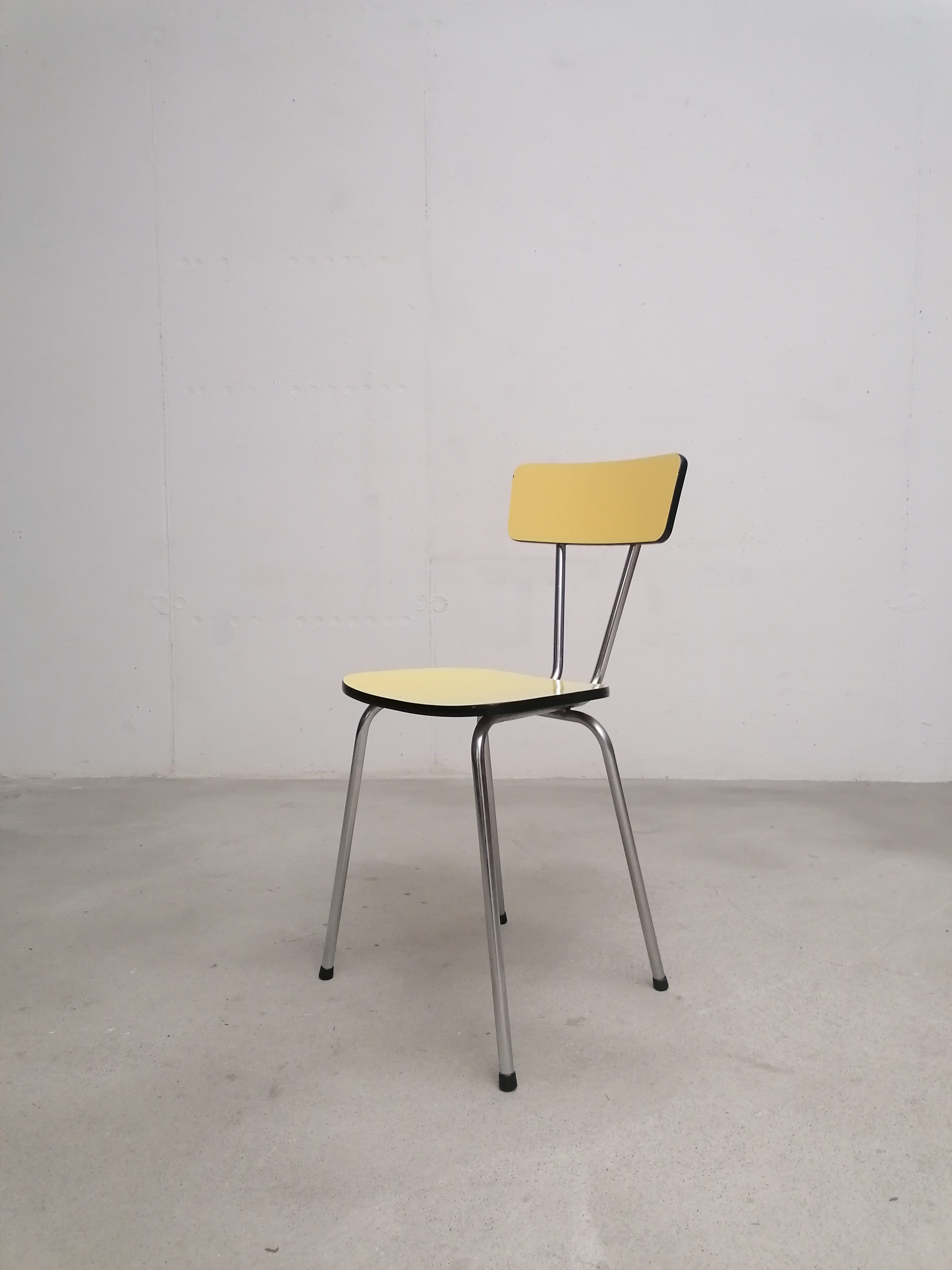 Chaise formica jaune – Image 4