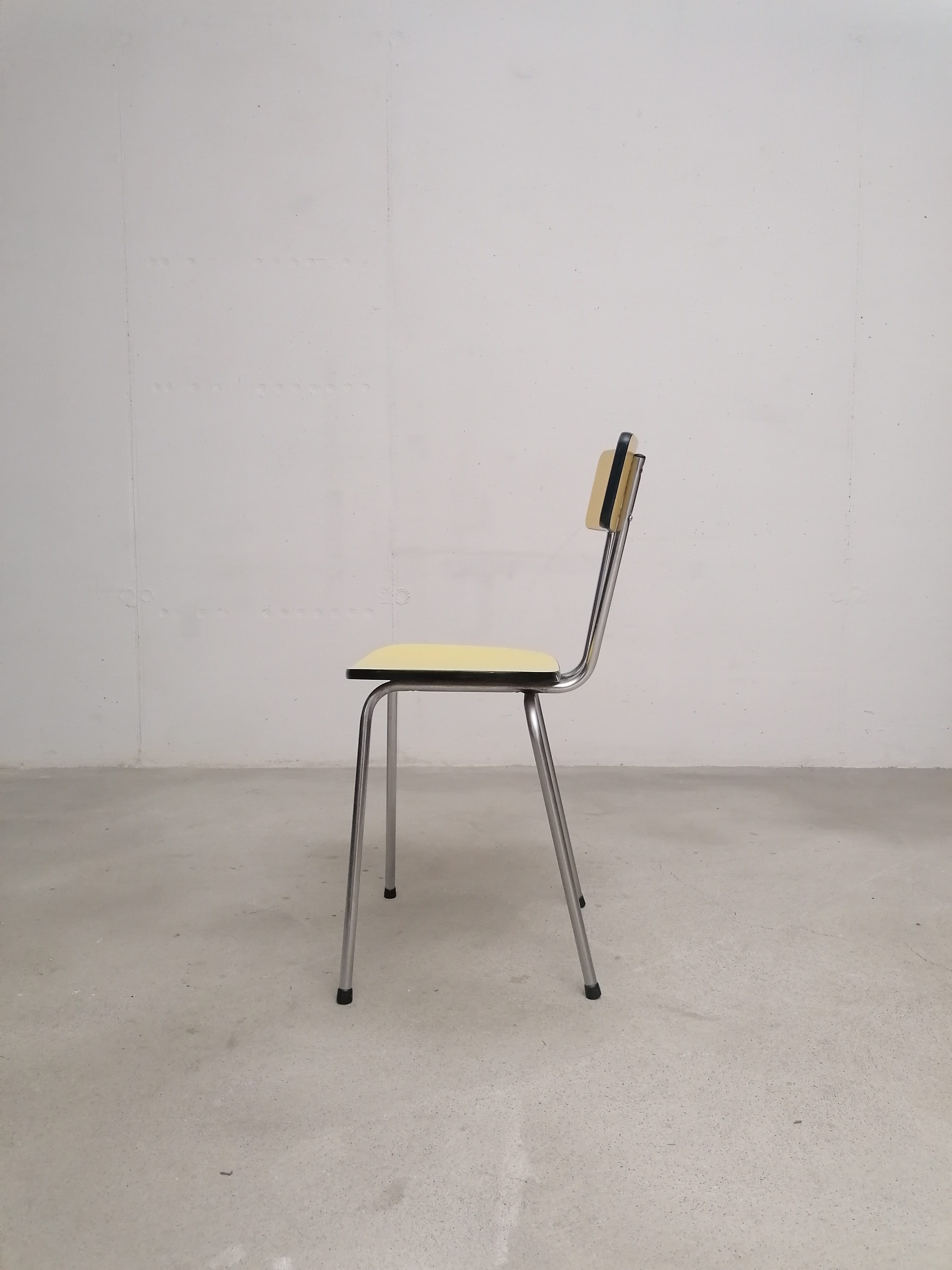 Chaise formica jaune – Image 5
