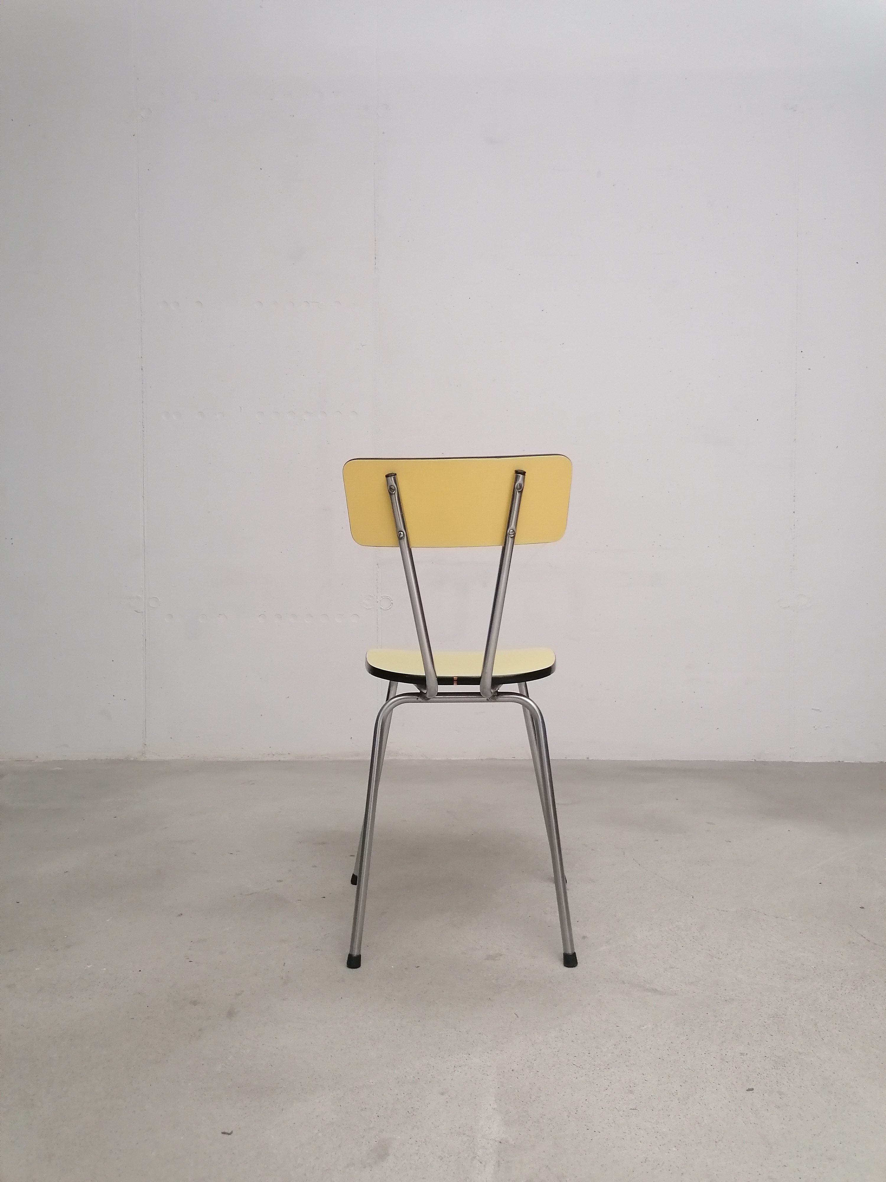 Chaise formica jaune – Image 6