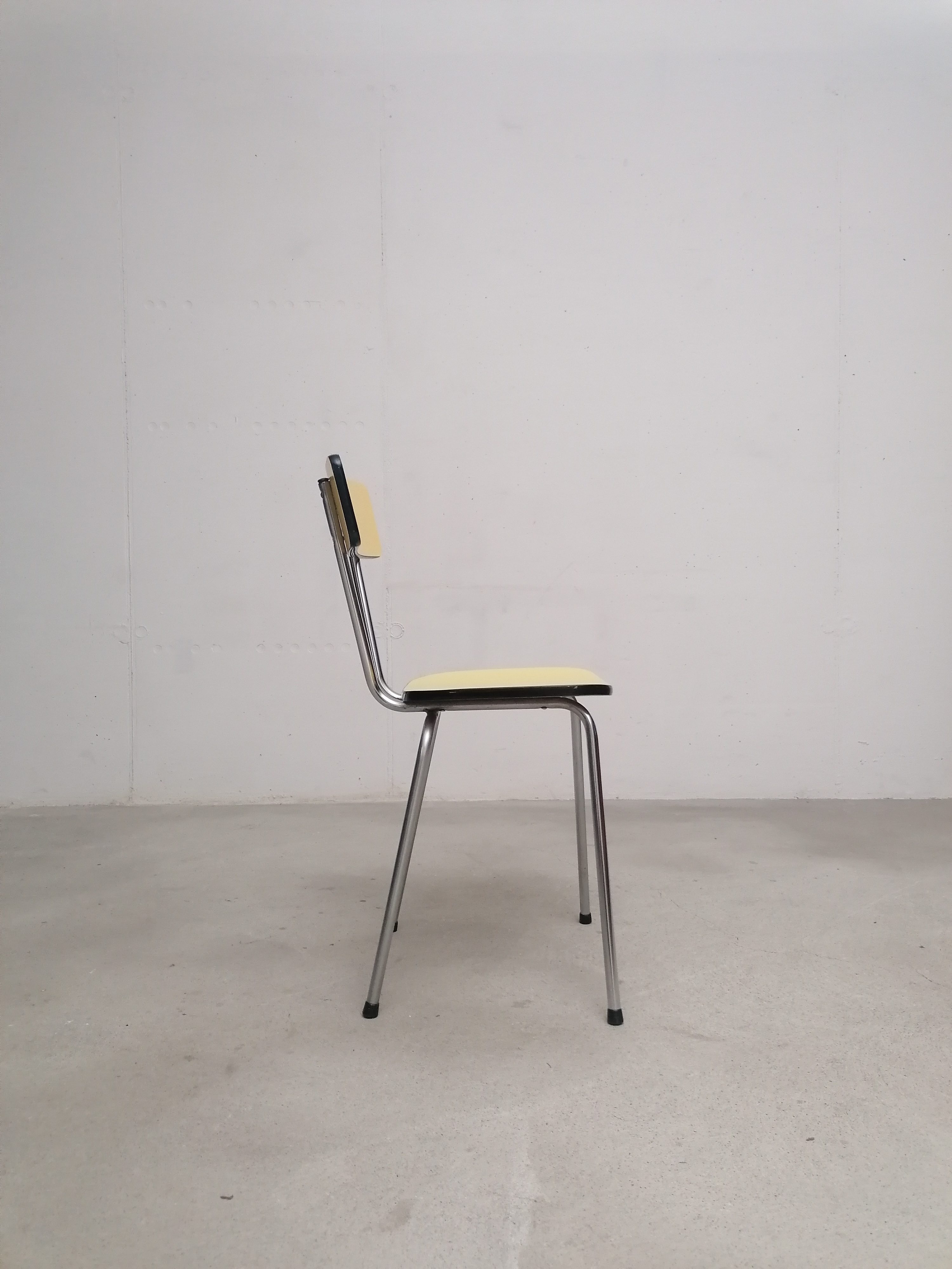 Chaise formica jaune – Image 7