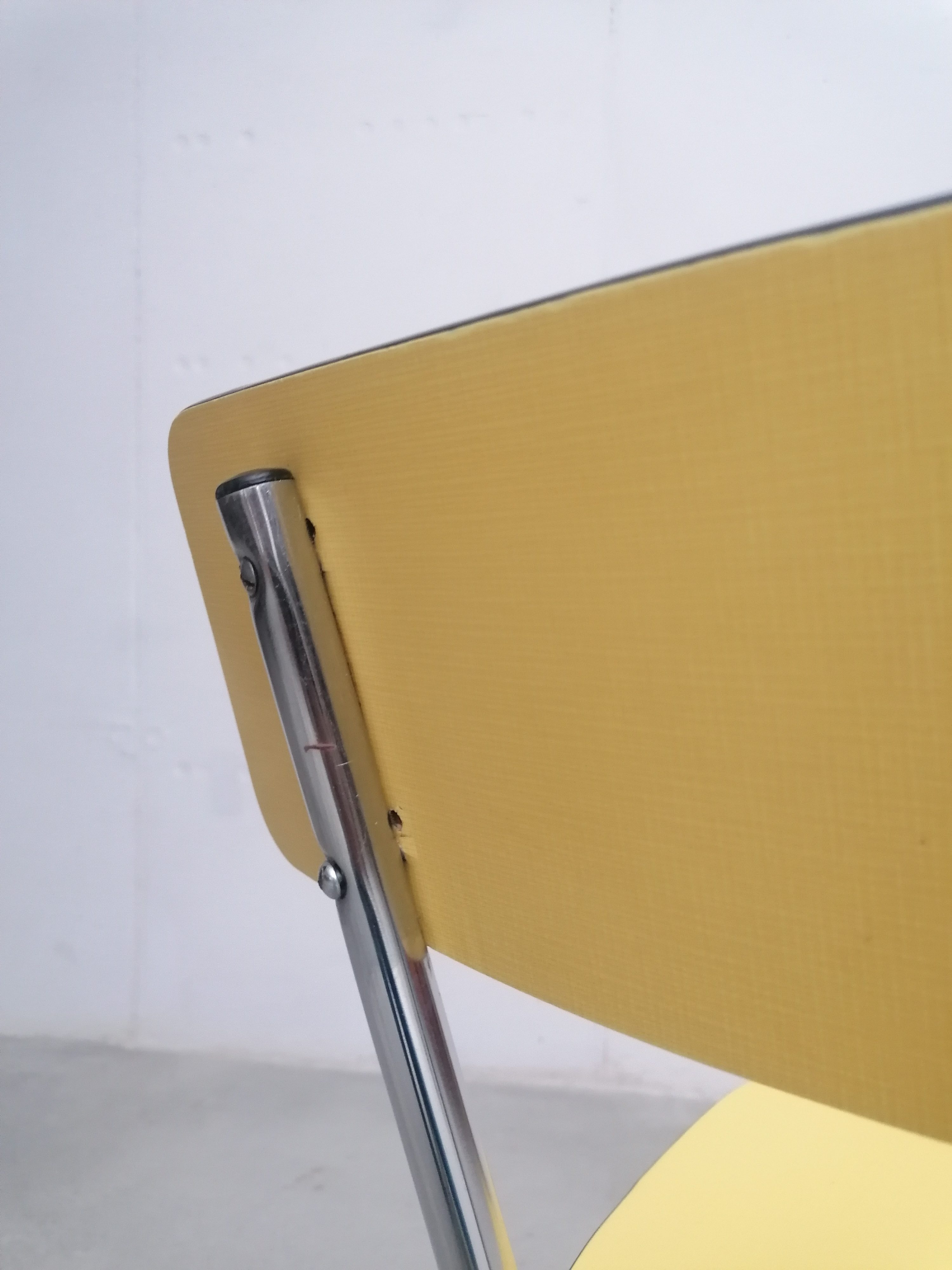 Chaise formica jaune – Image 8