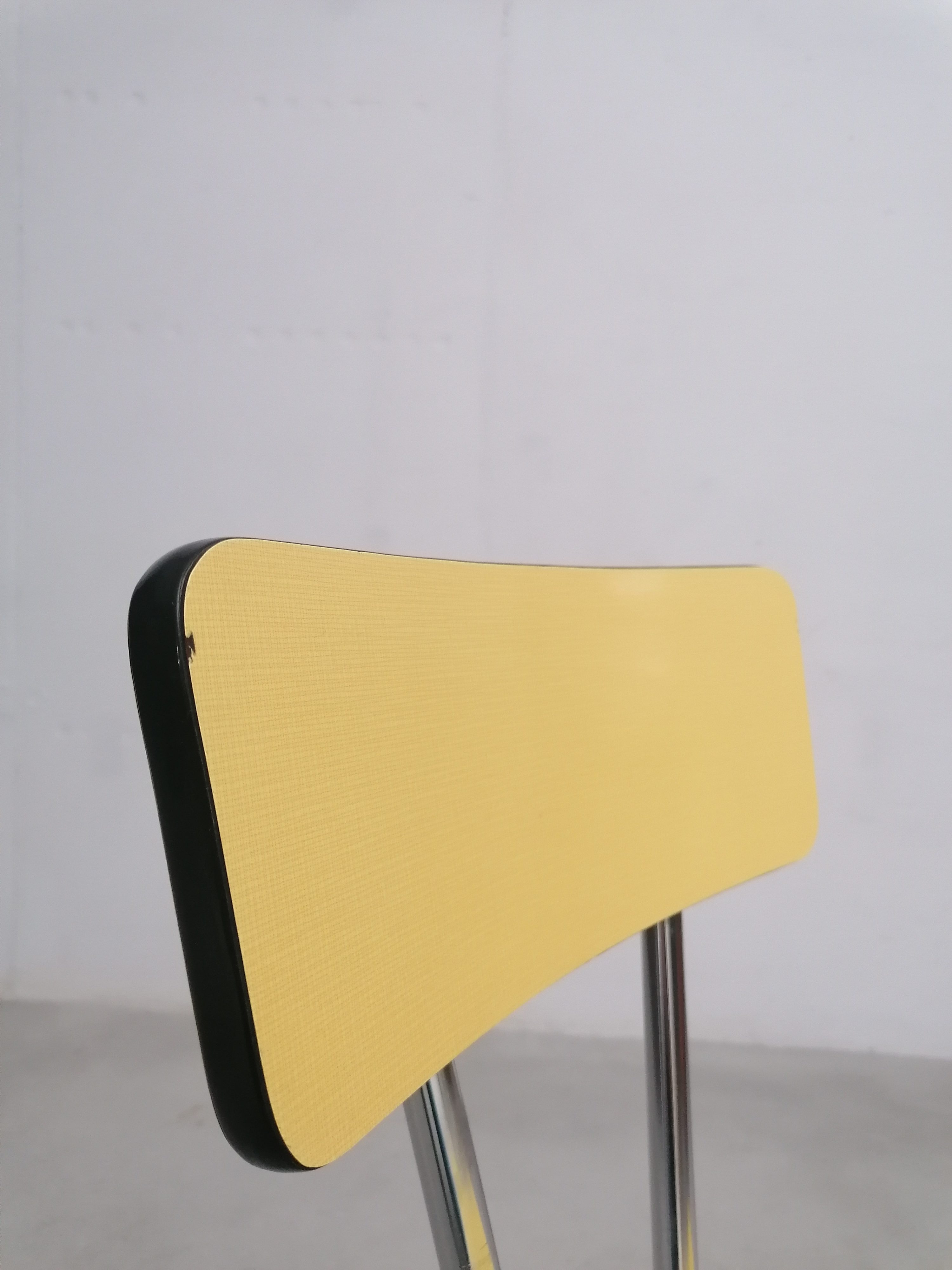 Chaise formica jaune – Image 9