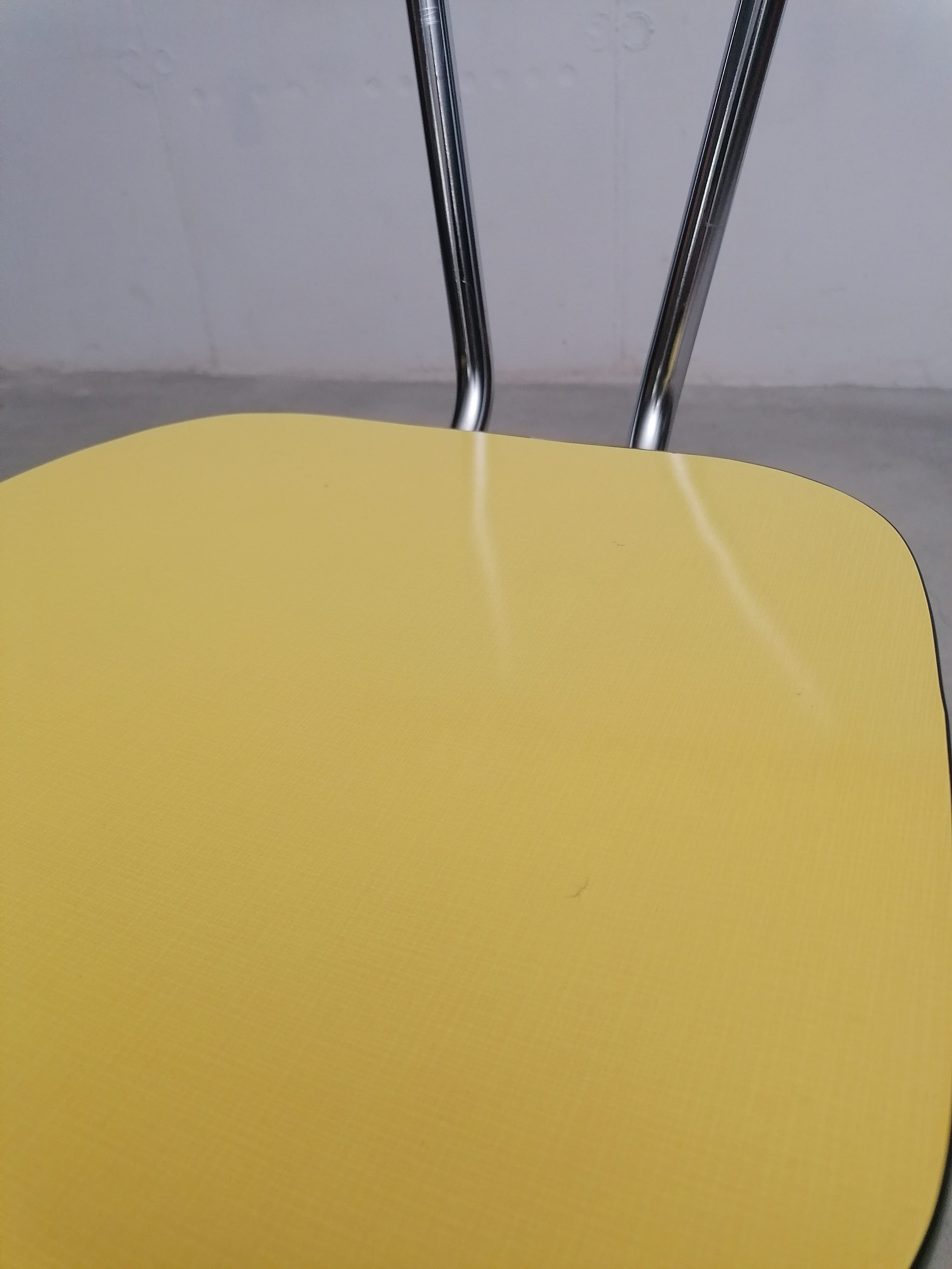Chaise formica jaune – Image 10