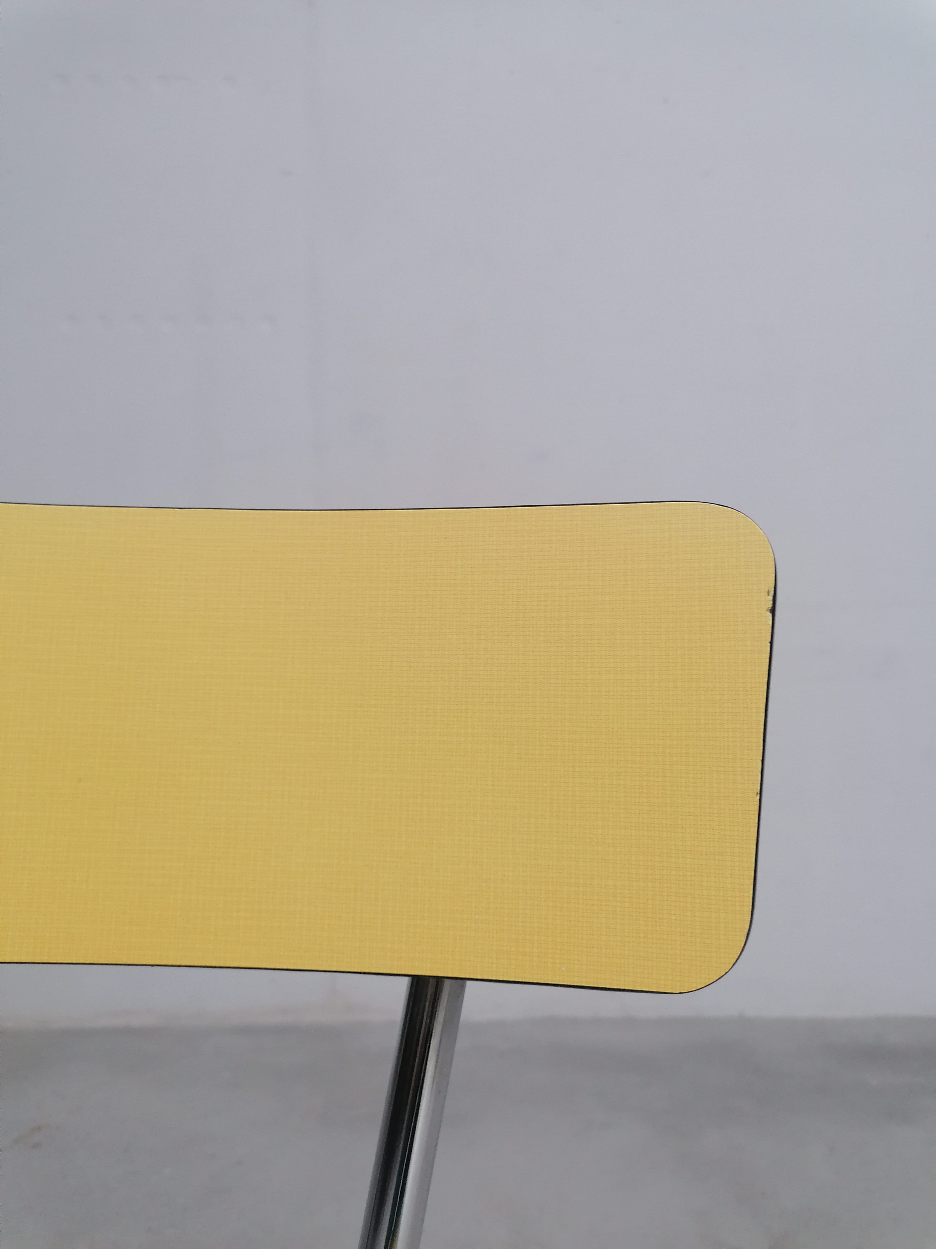 Chaise formica jaune – Image 14