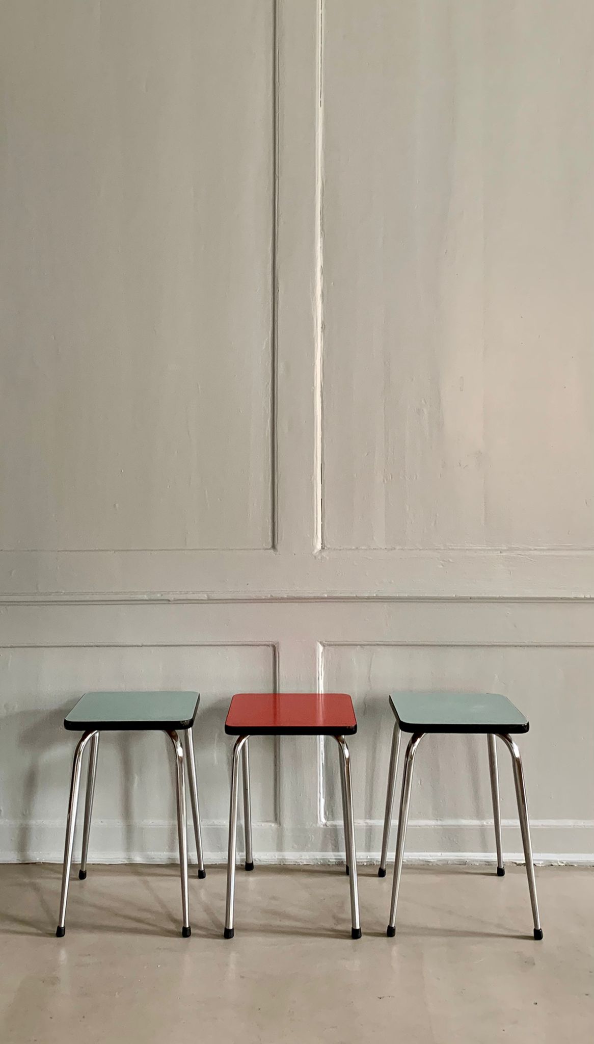 Tabouret(s) en formica bleu – Image 2