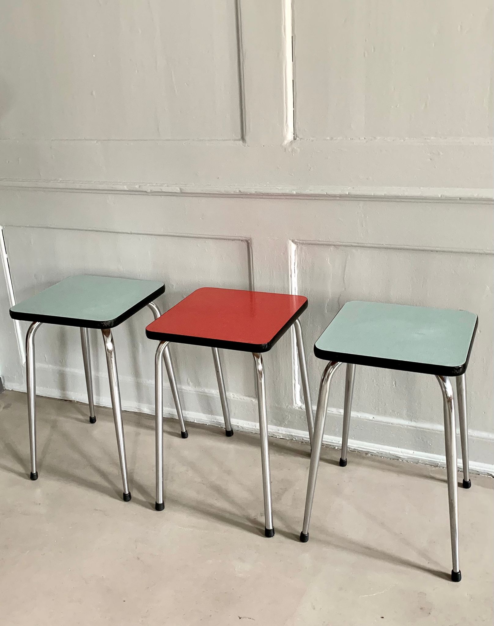 Tabouret(s) en formica bleu – Image 3