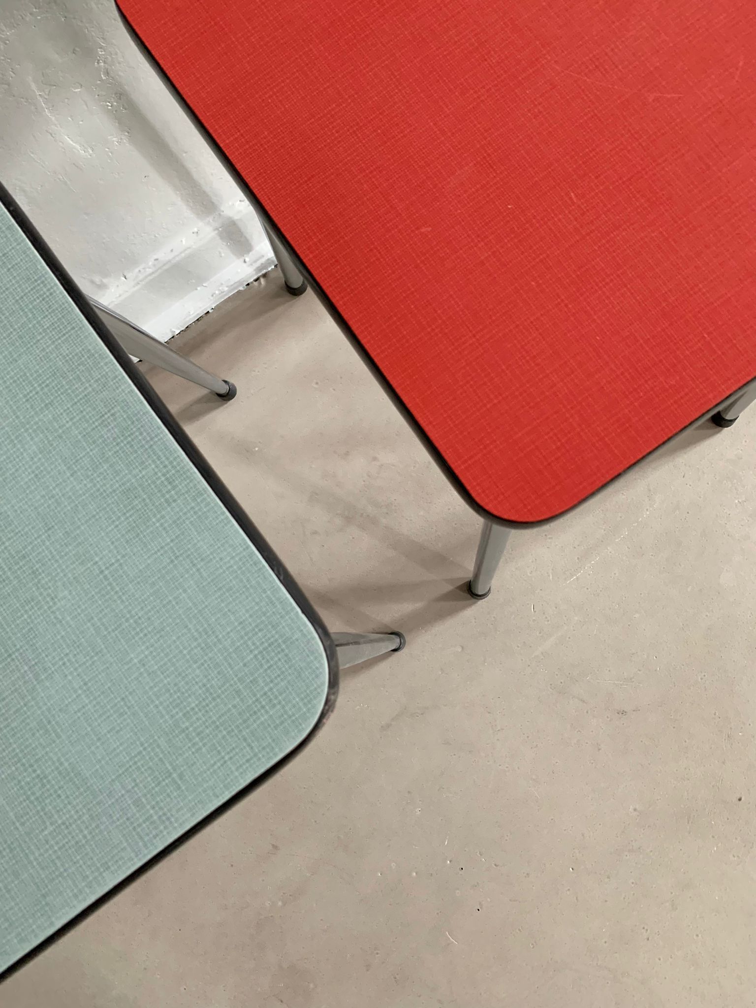 Tabouret(s) en formica bleu – Image 4