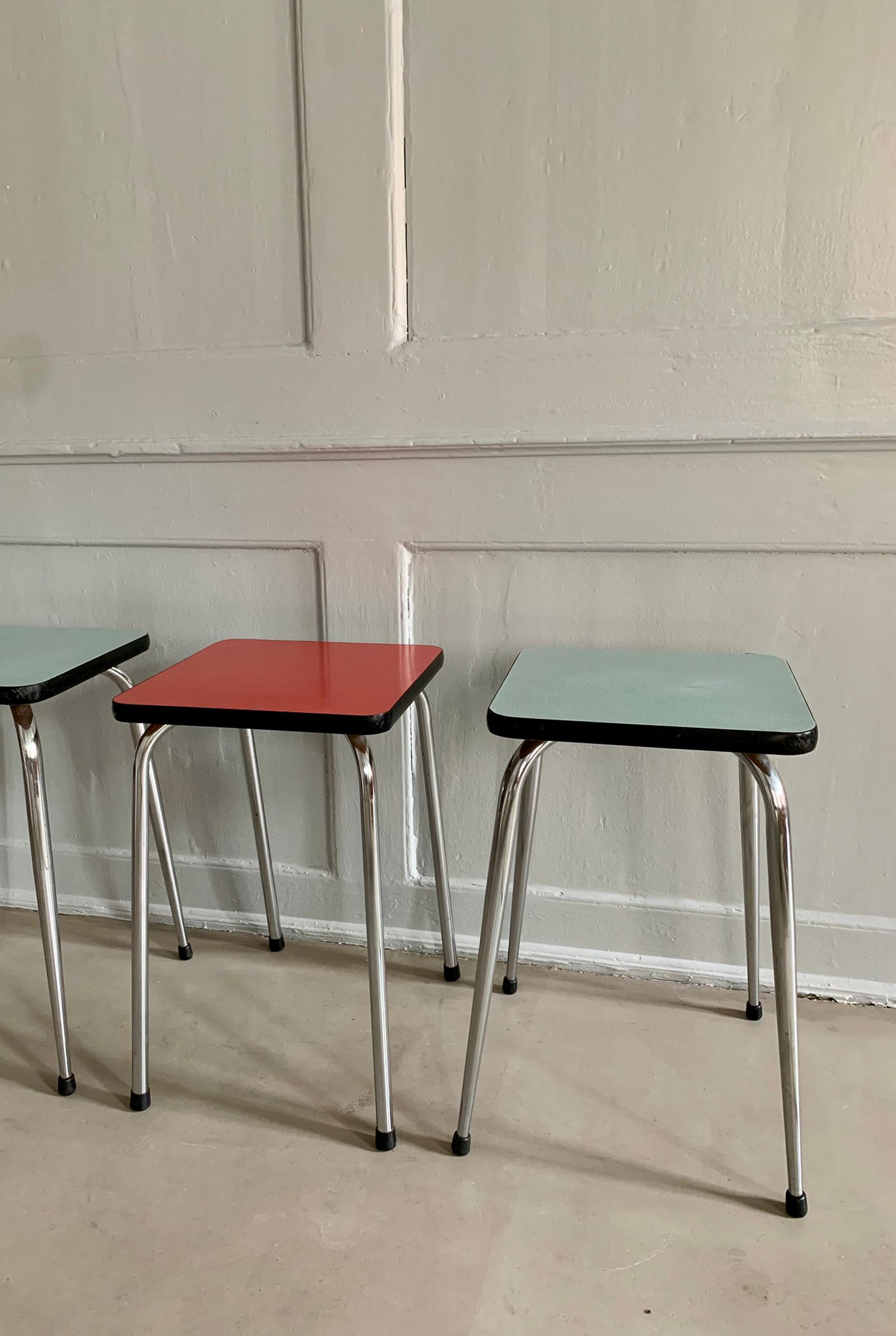 Tabouret(s) en formica bleu – Image 5