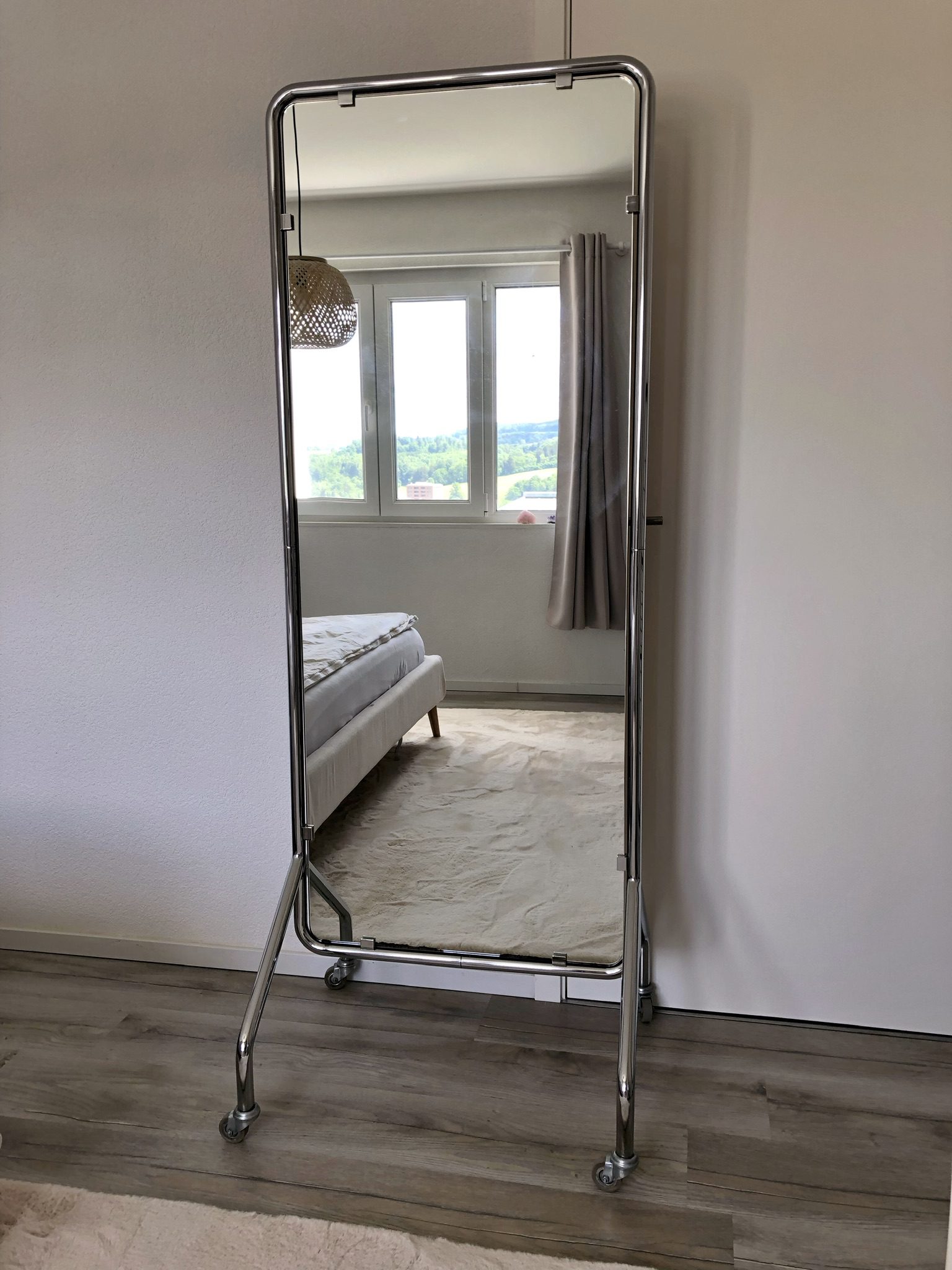 Grand miroir vintage sur roulettes – Image 2