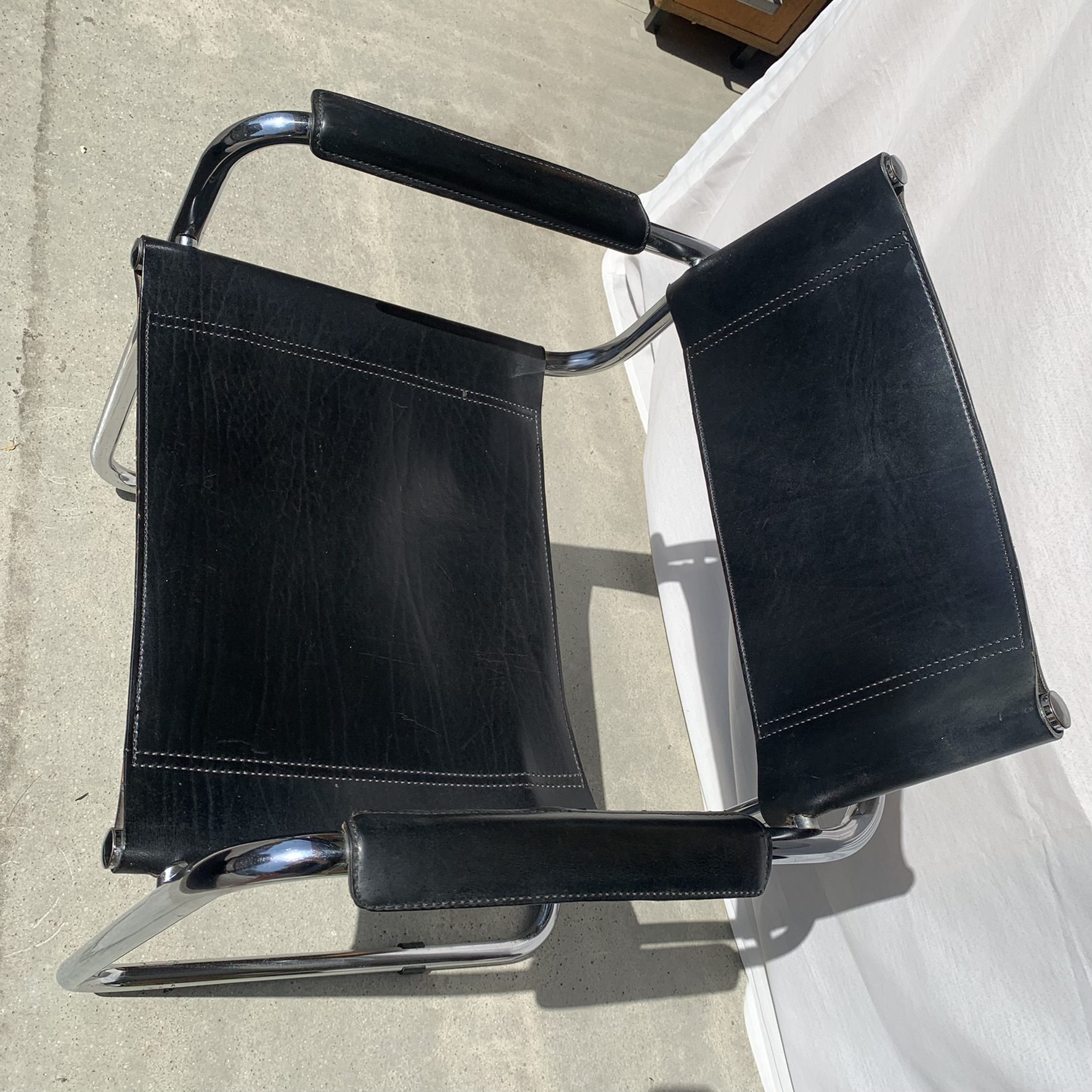 Chaise cantilever en cuir – Image 8