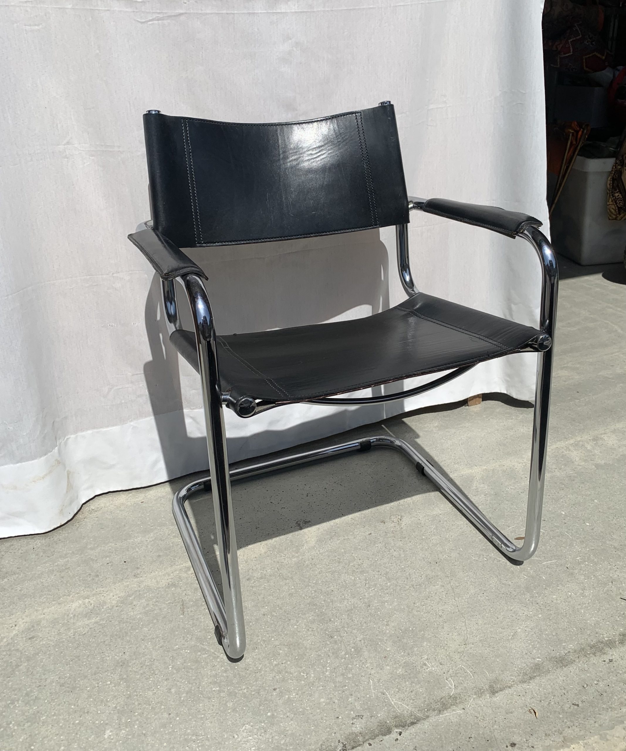 Chaise cantilever en cuir – Image 2