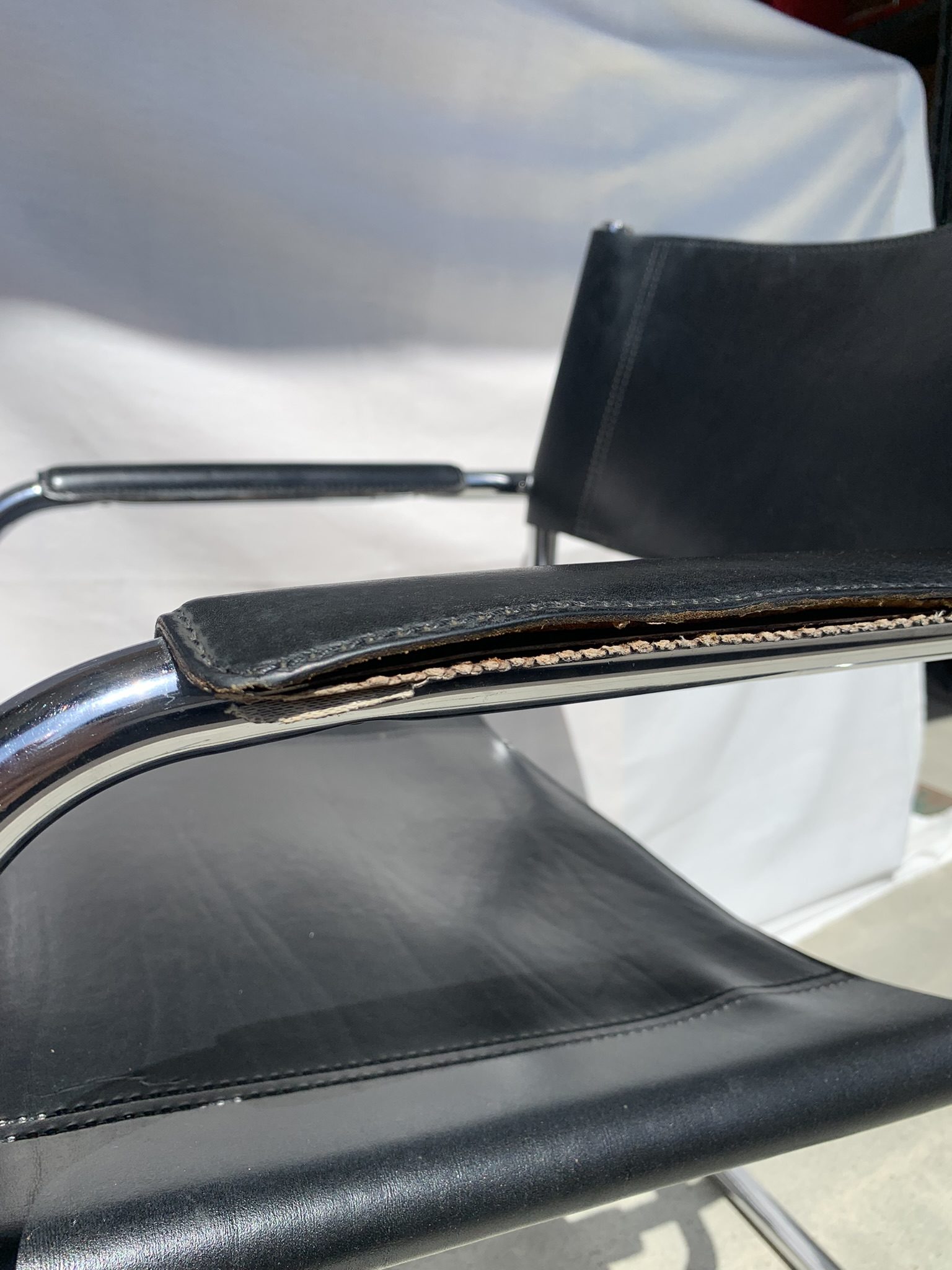 Chaise cantilever en cuir – Image 13