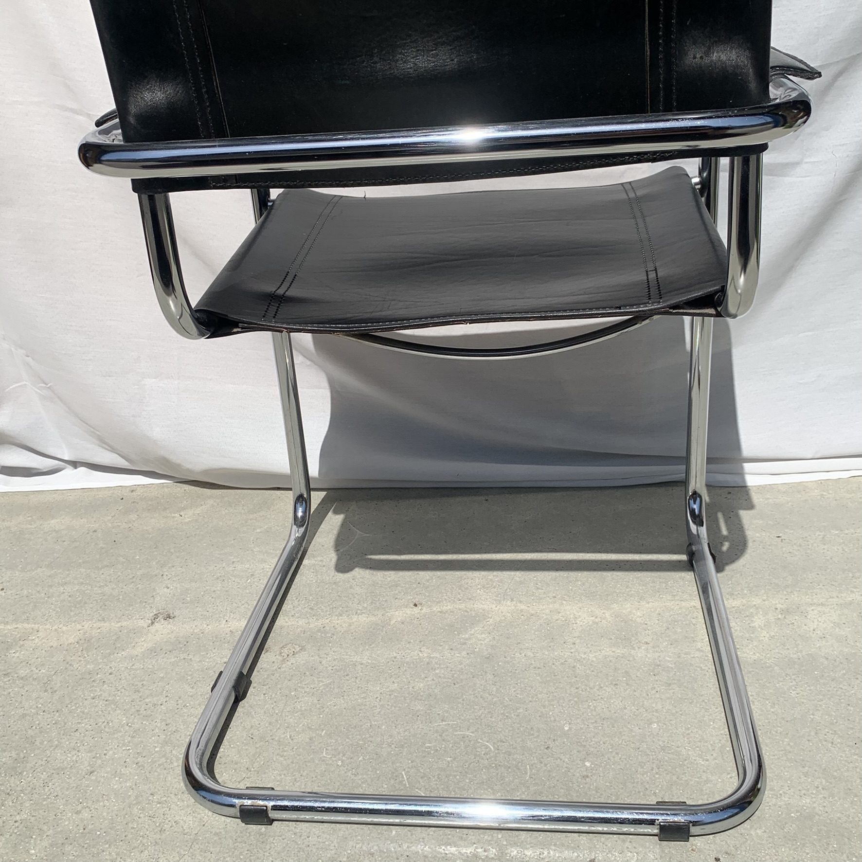 Chaise cantilever en cuir – Image 7