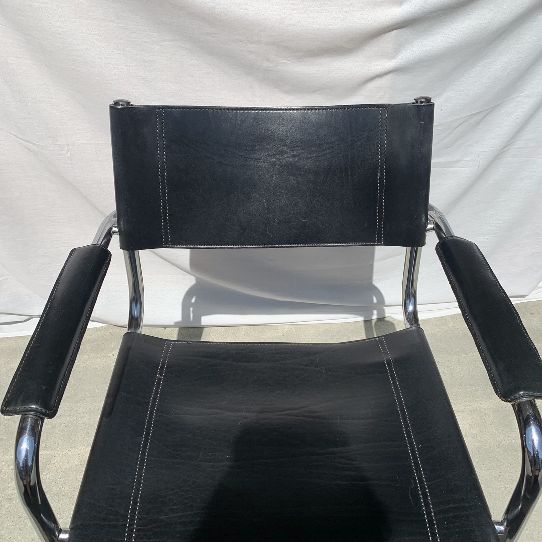 Chaise cantilever en cuir – Image 6