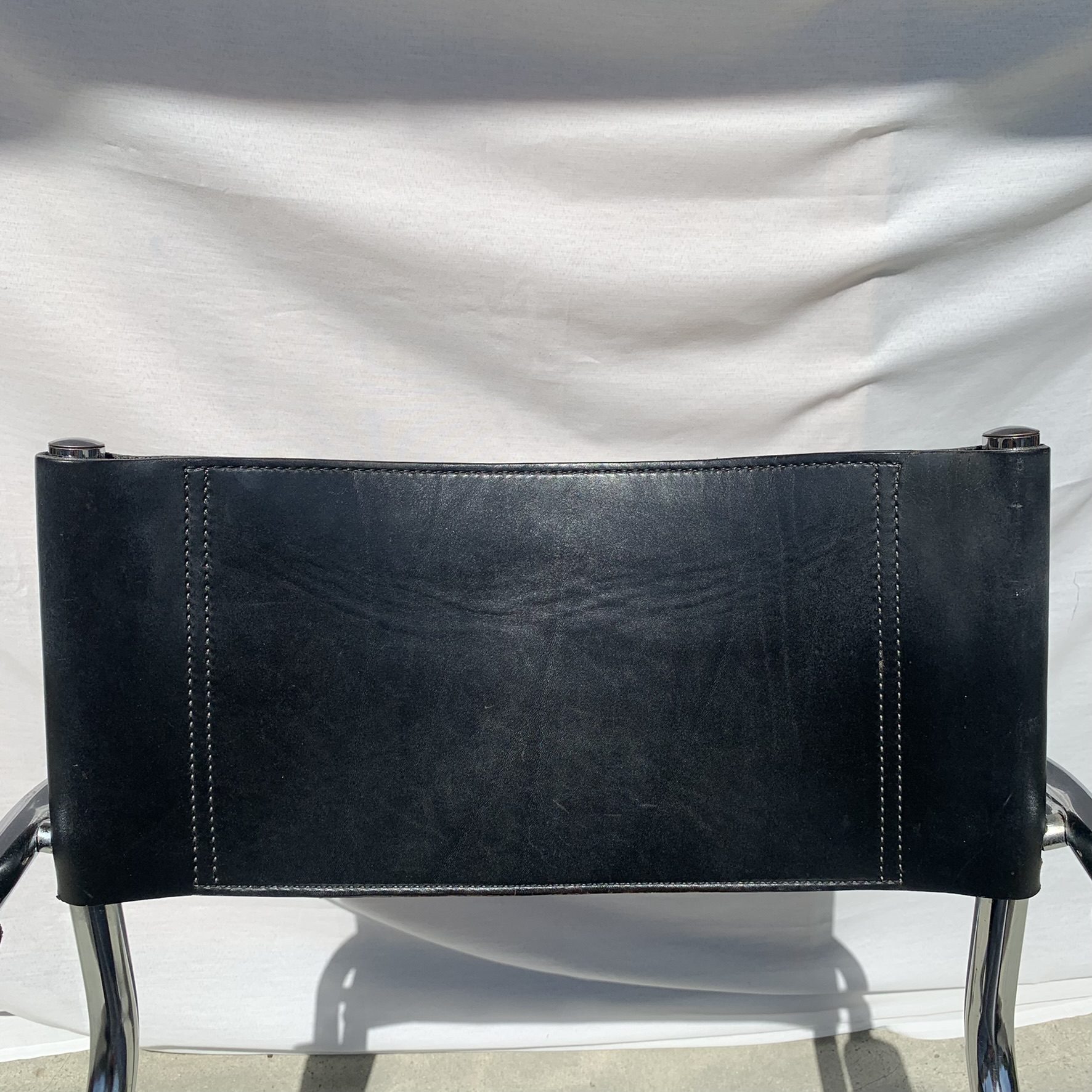 Chaise cantilever en cuir – Image 9