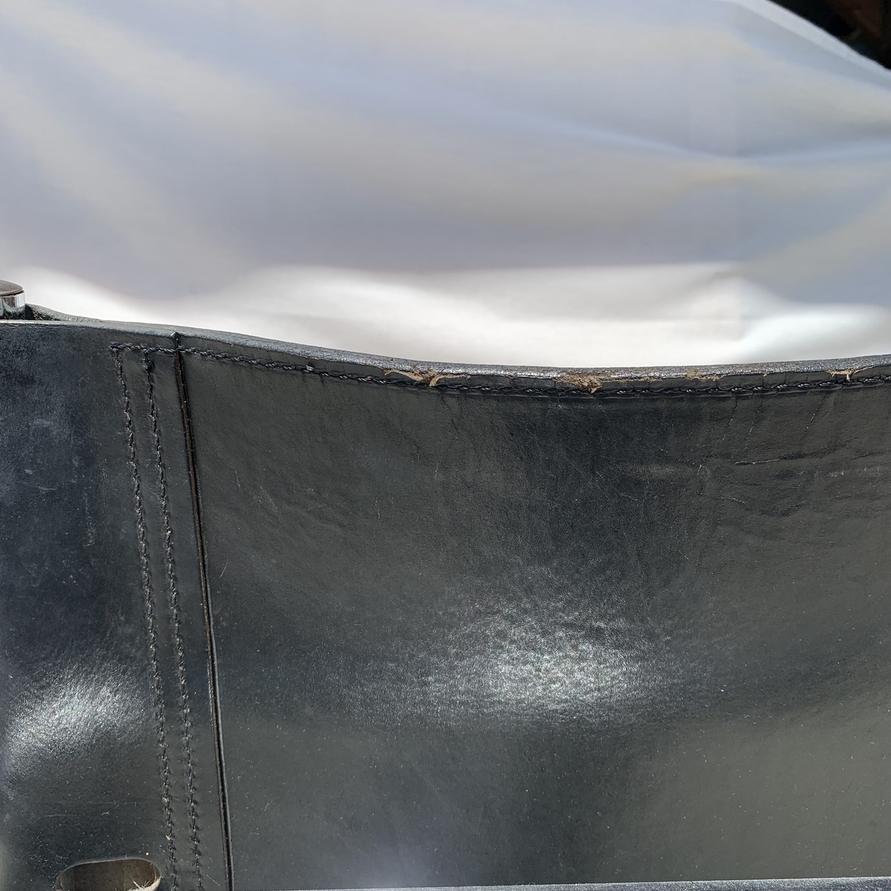 Chaise cantilever en cuir – Image 12