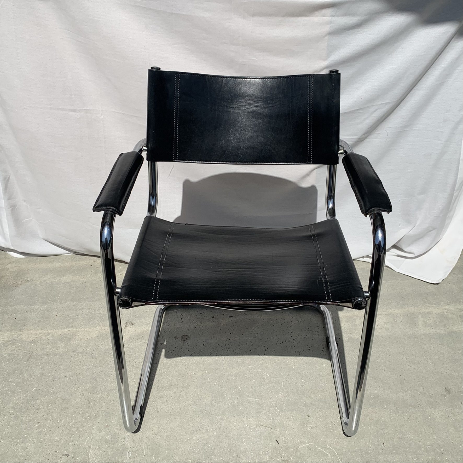 Chaise cantilever en cuir – Image 3