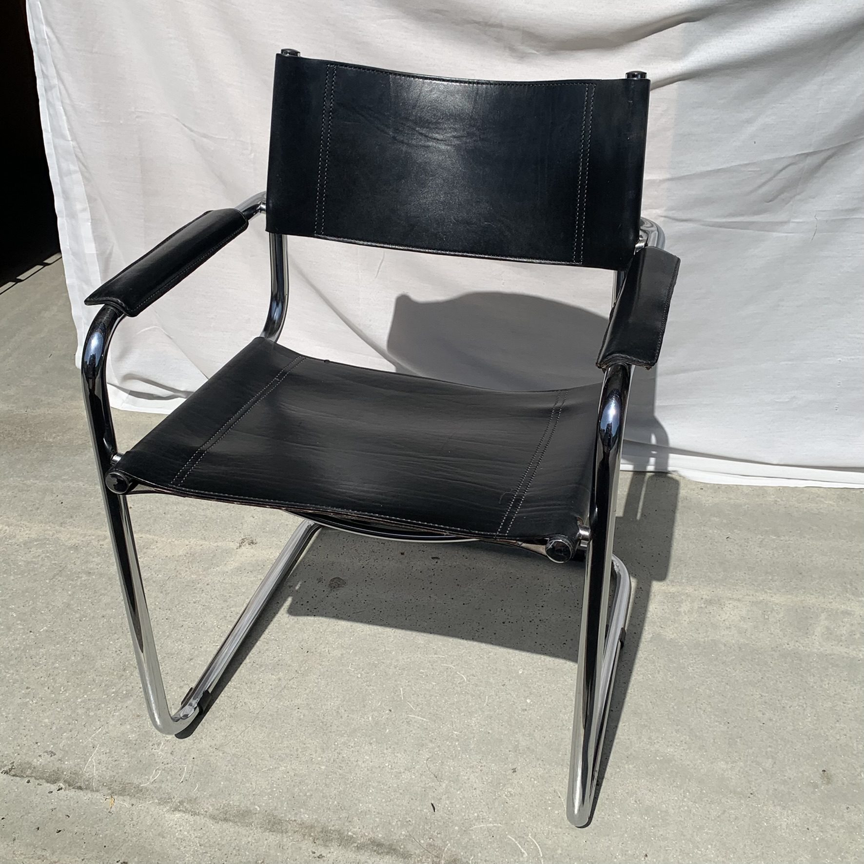 Chaise cantilever en cuir – Image 5