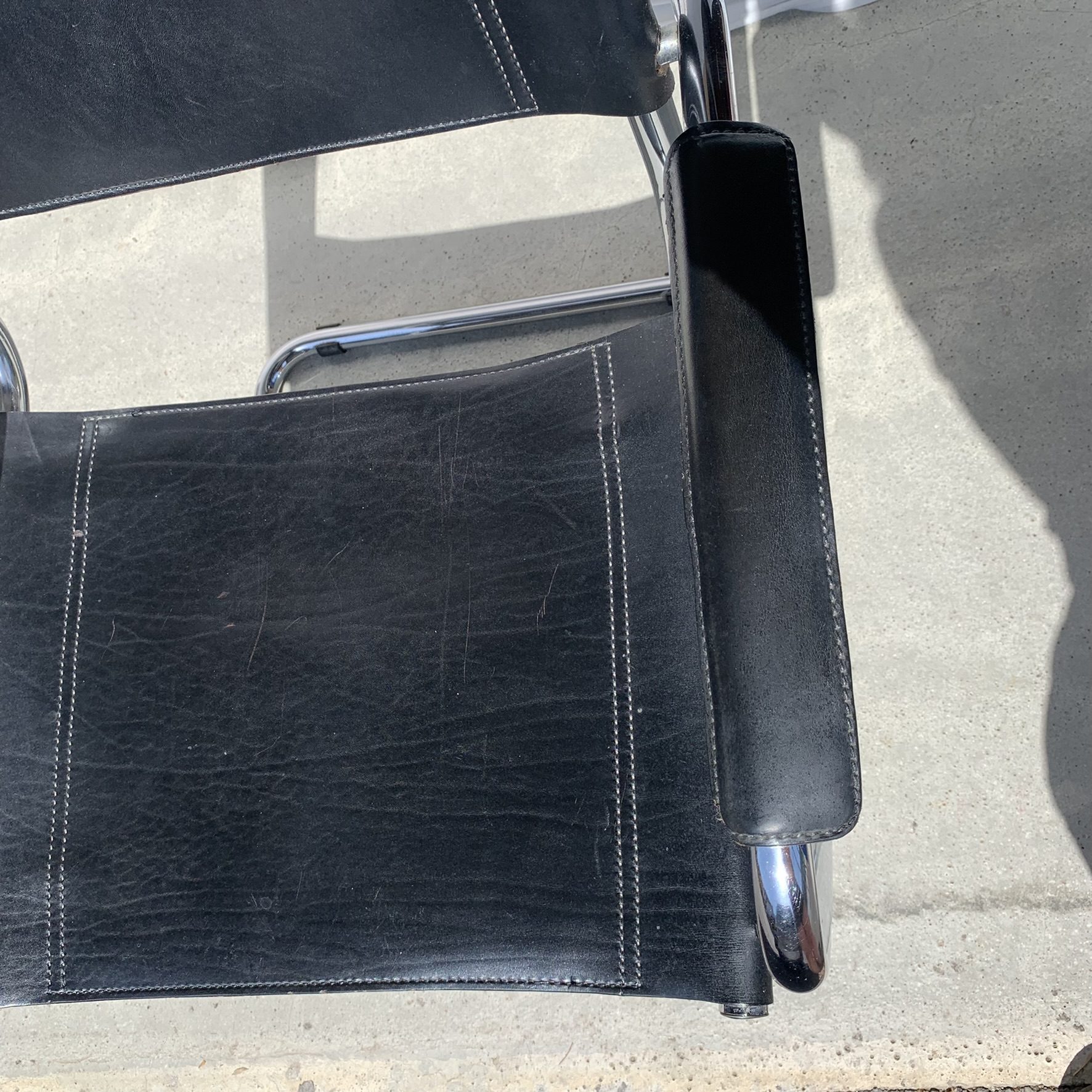 Chaise cantilever en cuir – Image 11