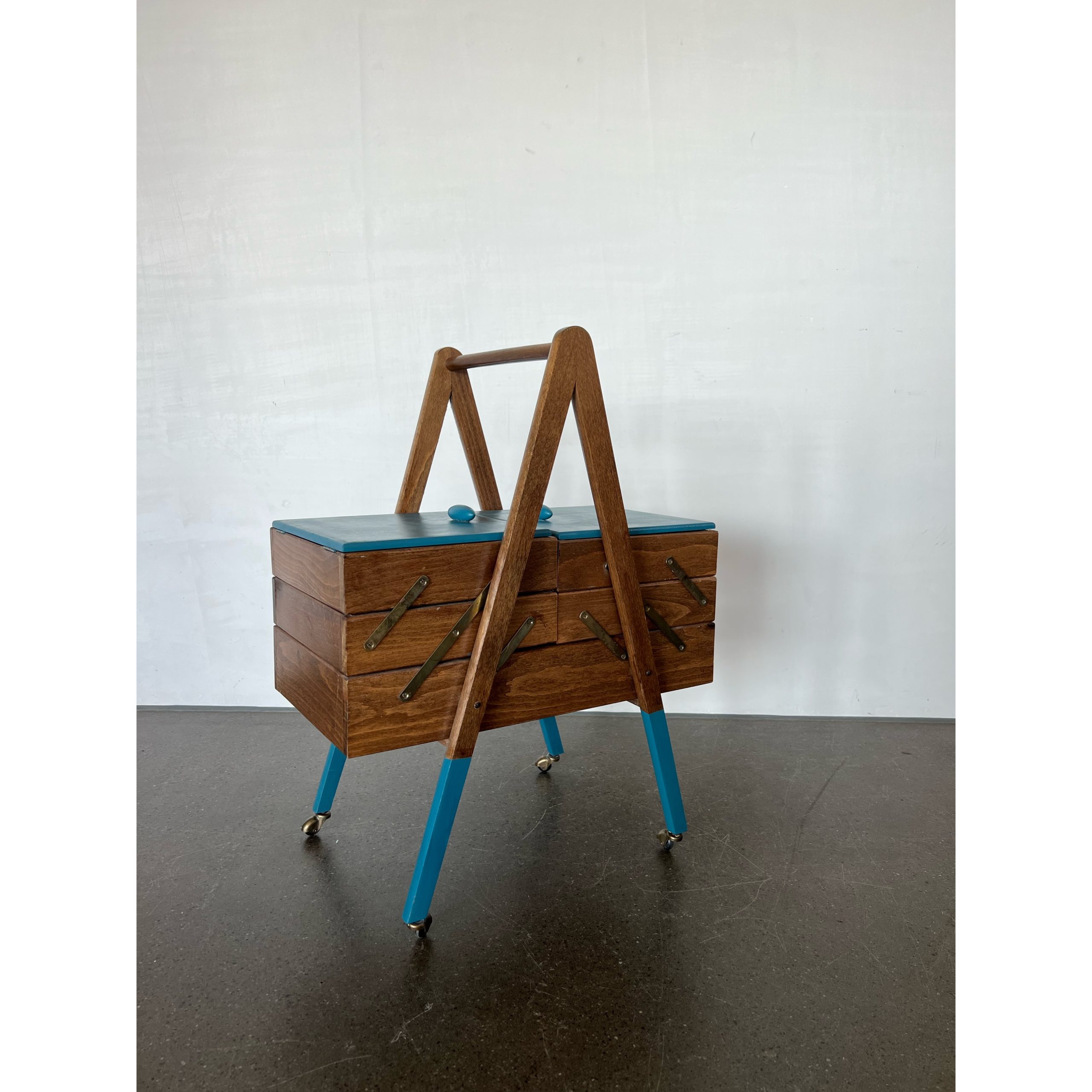 Travailleuse / boîte à couture – Image 3