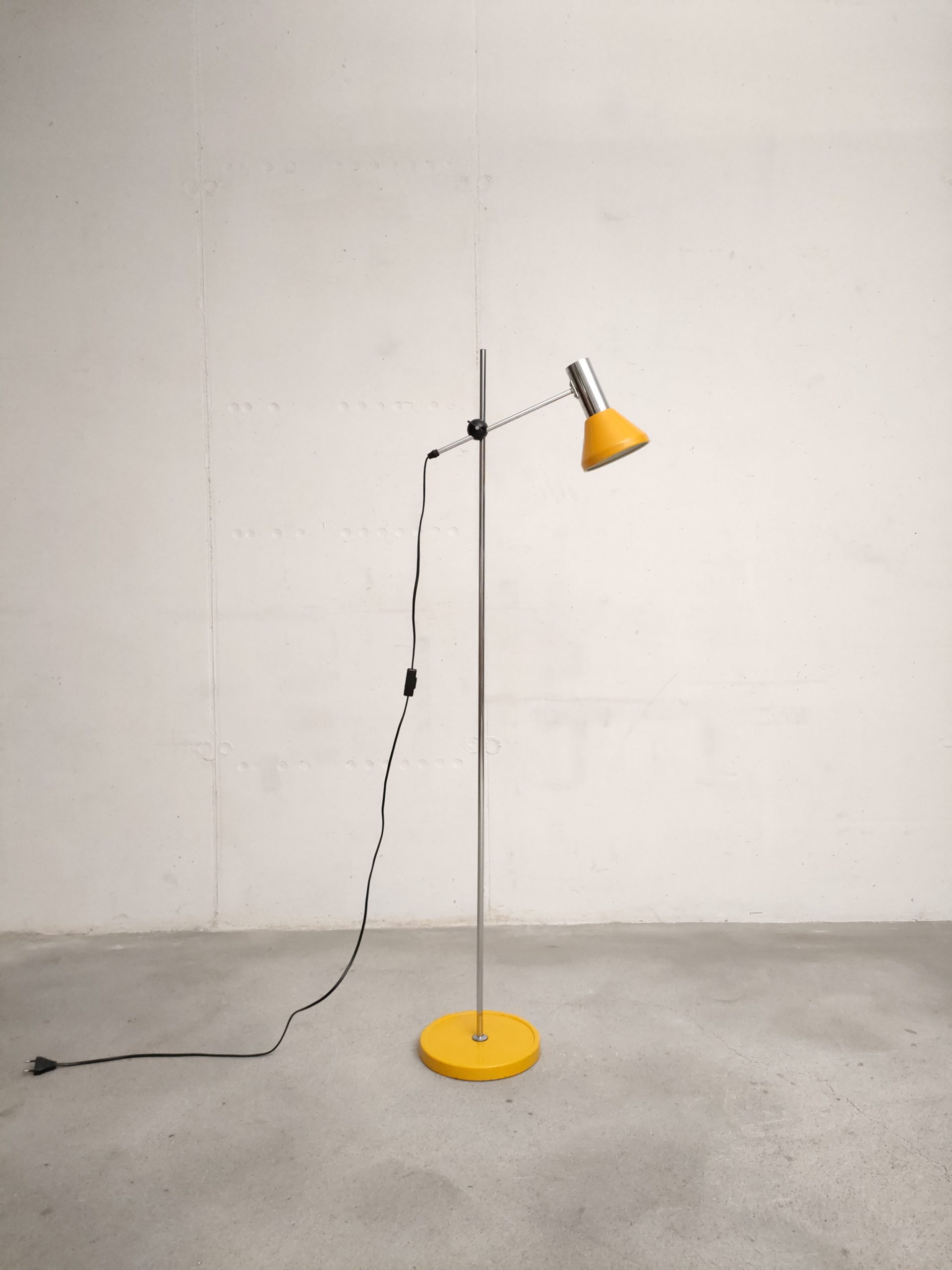 Lampe su pied jaune – Image 2