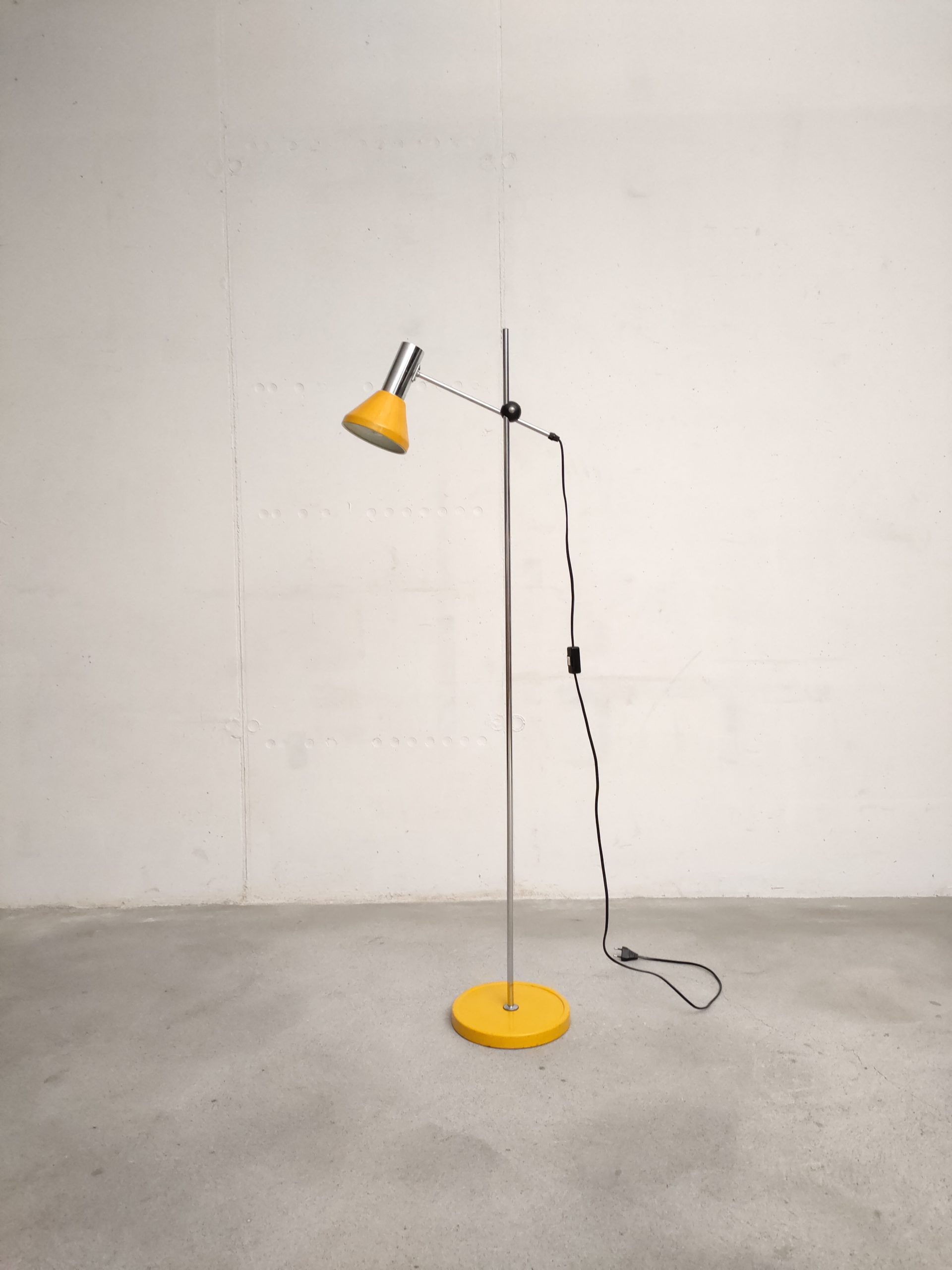 Lampe su pied jaune – Image 3