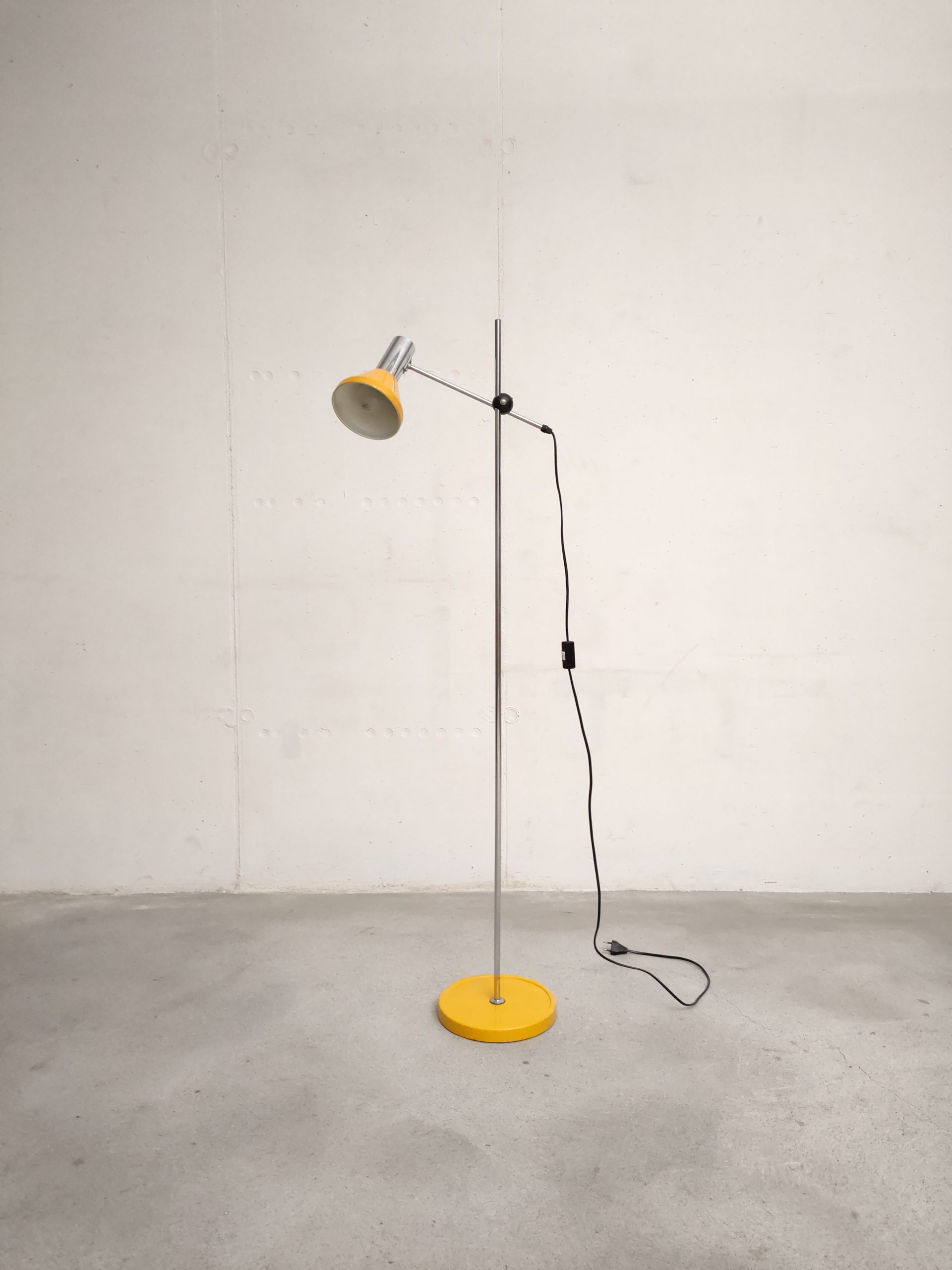 Lampe su pied jaune – Image 4