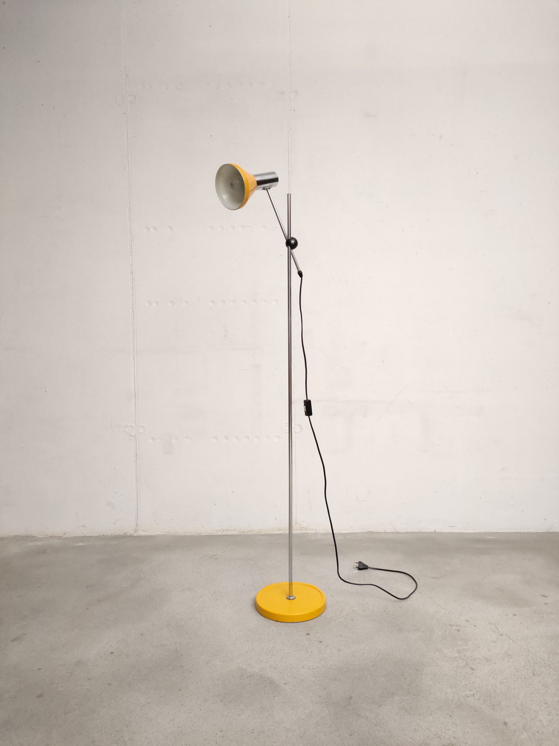 Lampe su pied jaune – Image 5