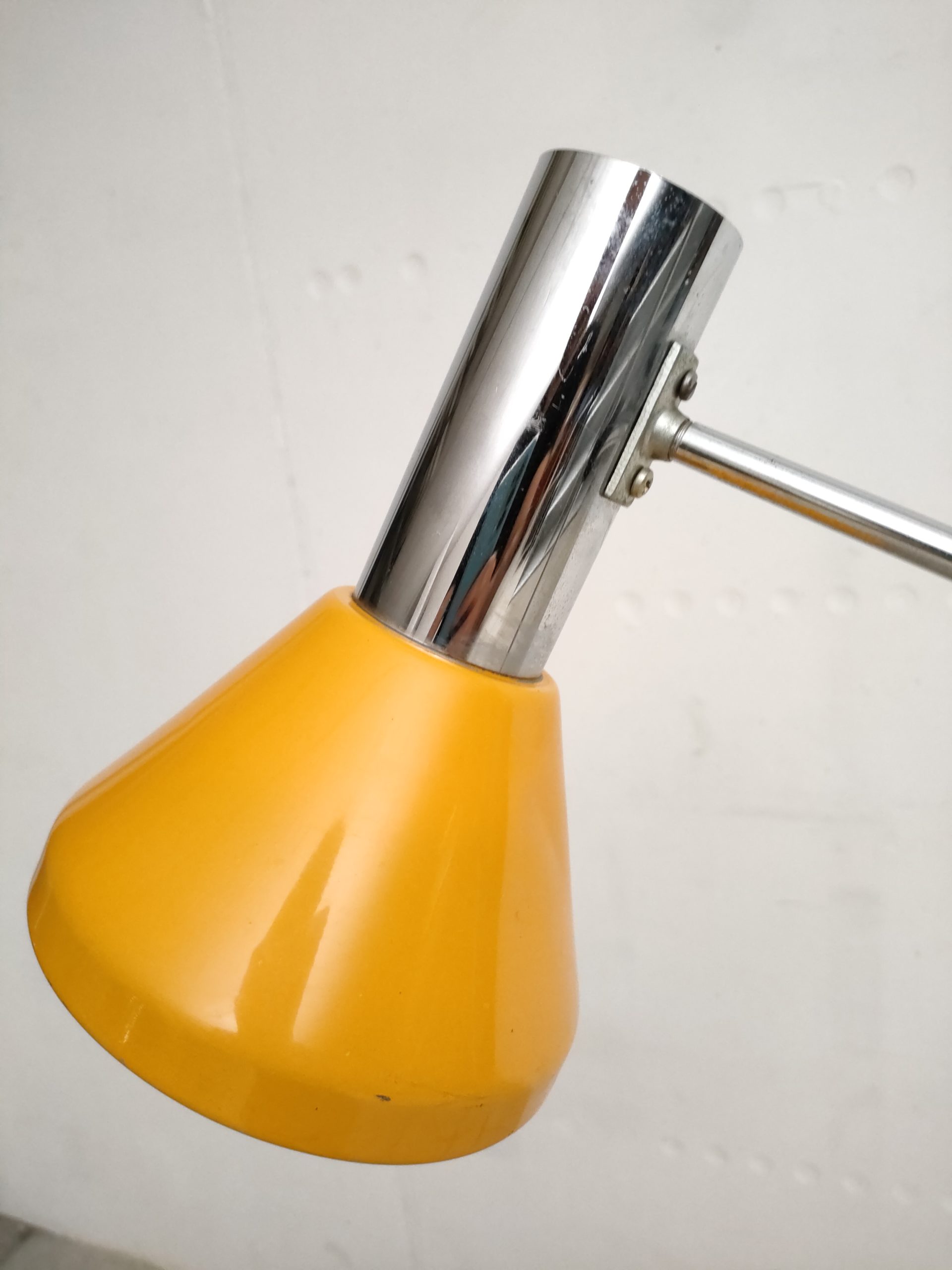 Lampe su pied jaune – Image 6