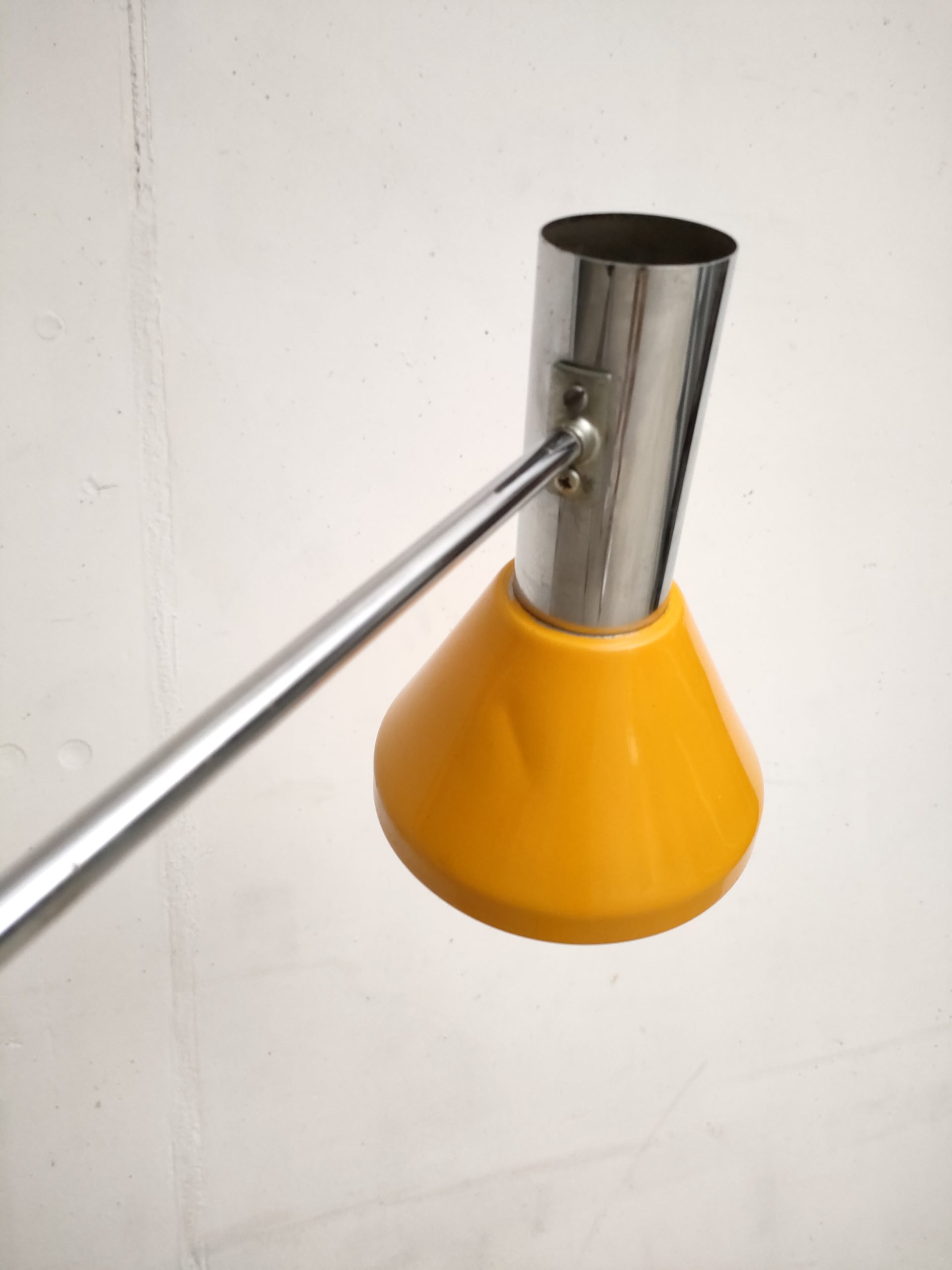 Lampe su pied jaune – Image 8