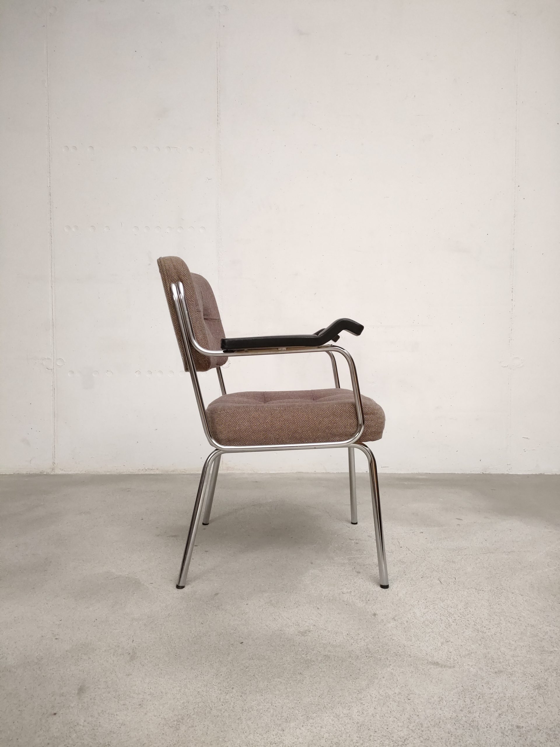 Fauteuil vintage avec accoudoirs – Image 4