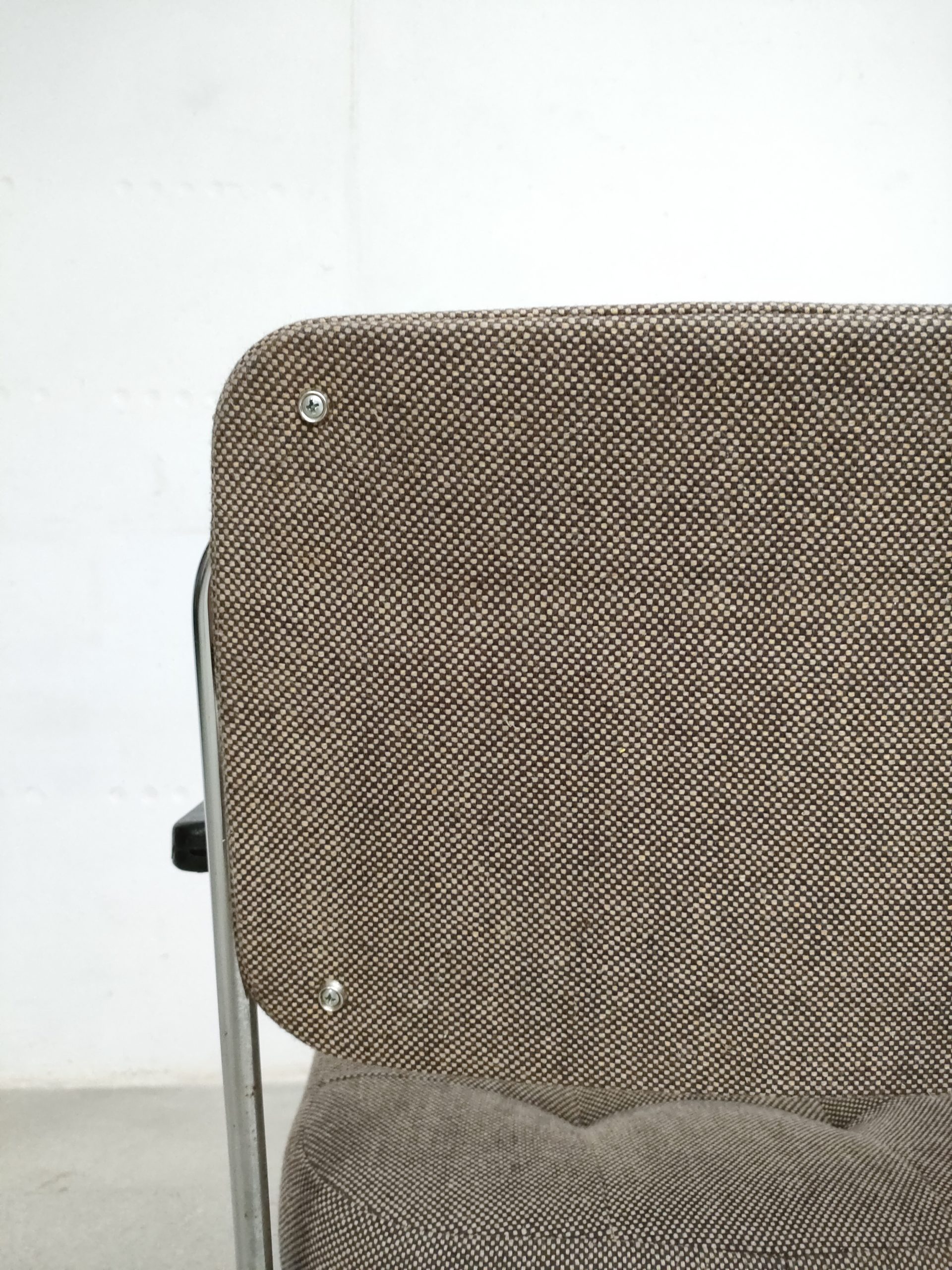 Fauteuil vintage avec accoudoirs – Image 8