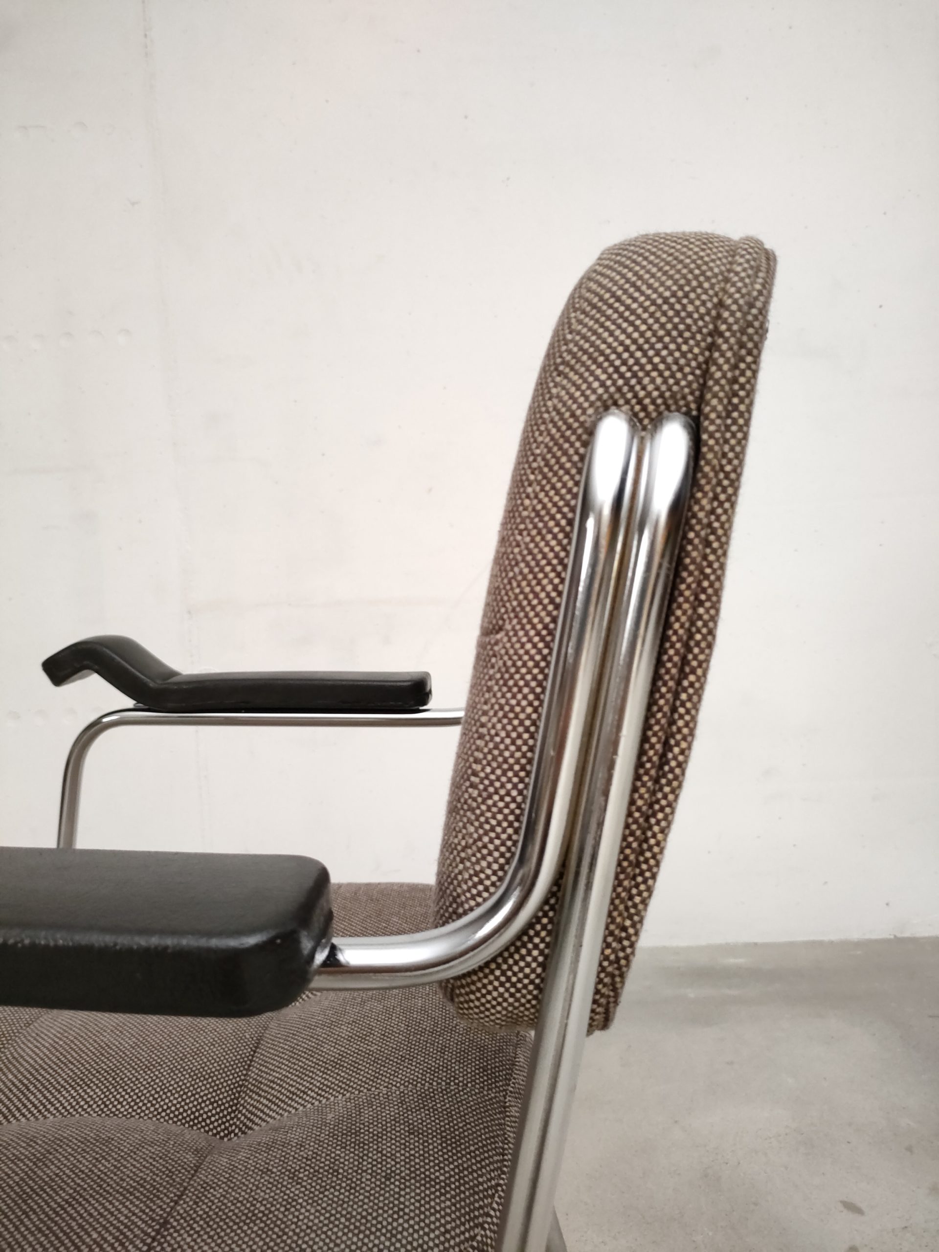 Fauteuil vintage avec accoudoirs – Image 9