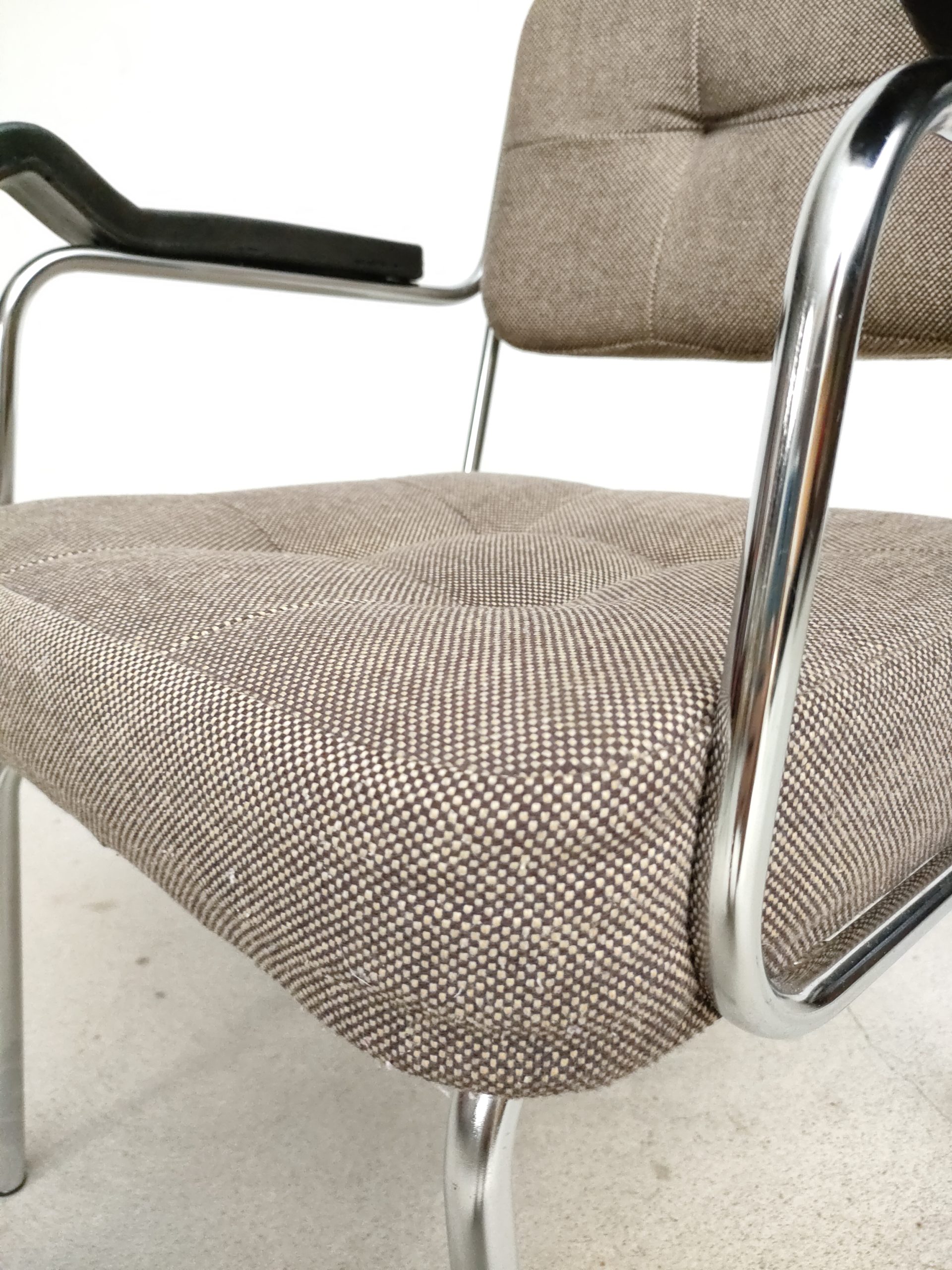 Fauteuil vintage avec accoudoirs – Image 7