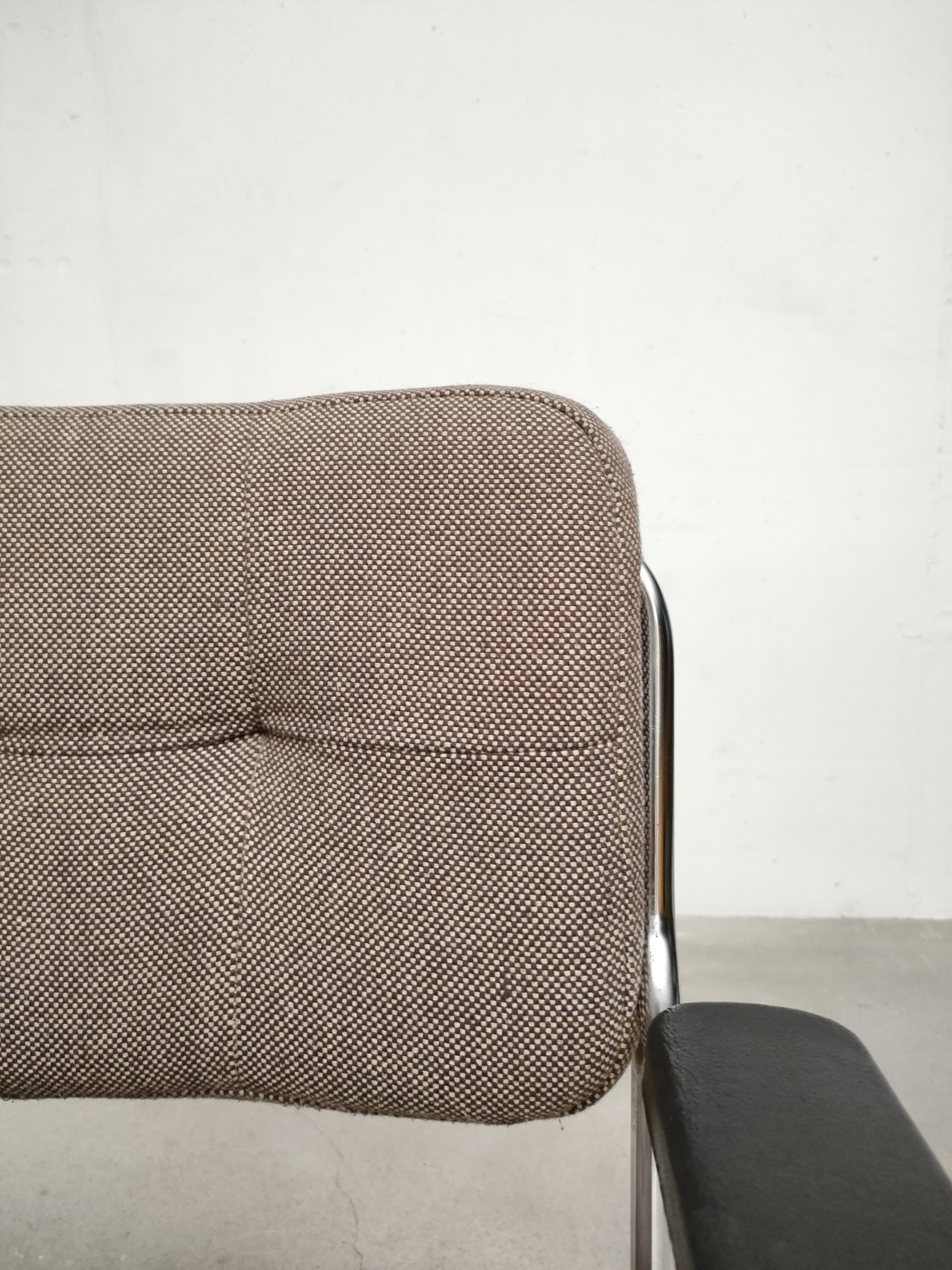 Fauteuil vintage avec accoudoirs – Image 10