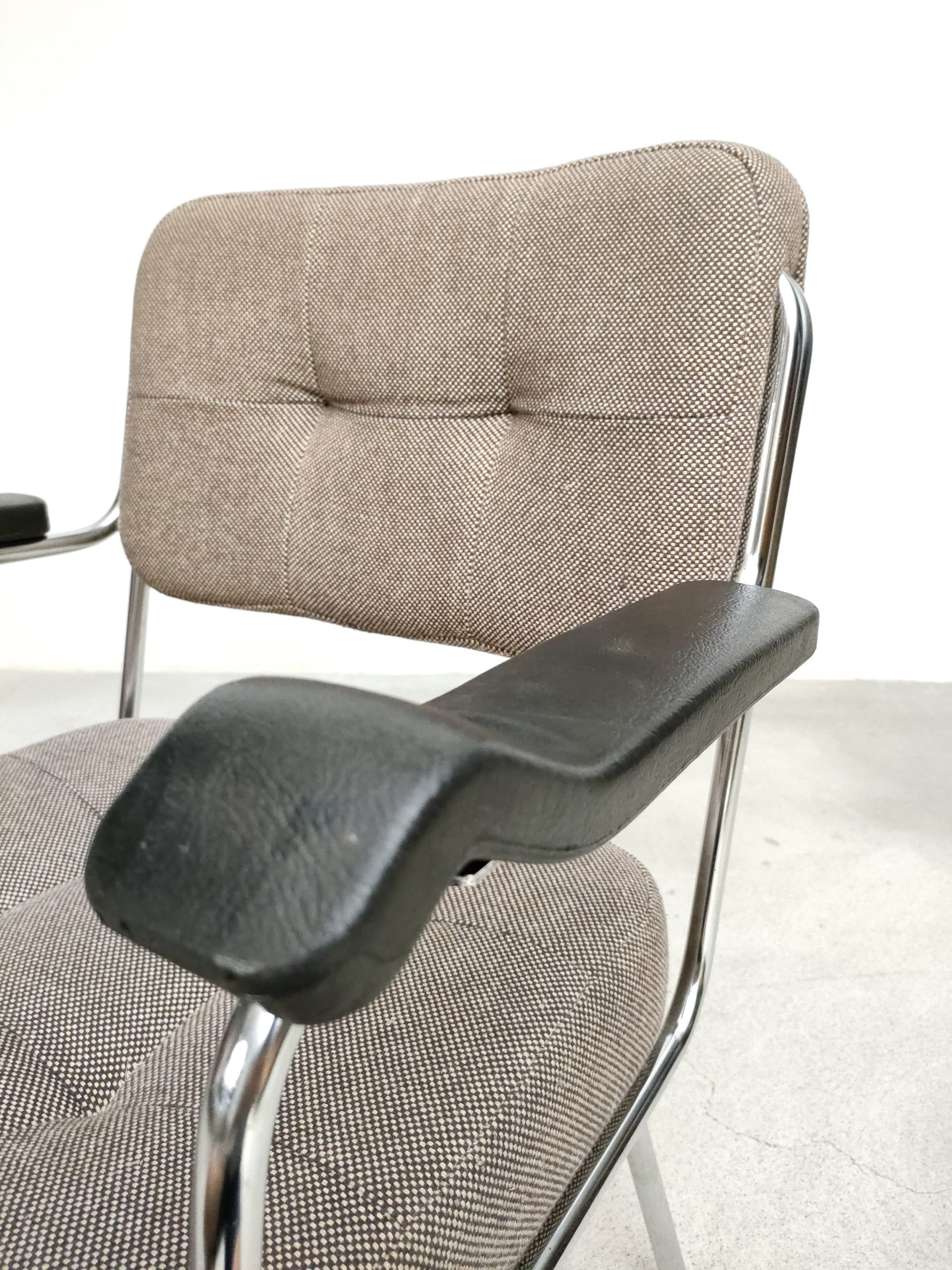Fauteuil vintage avec accoudoirs – Image 11