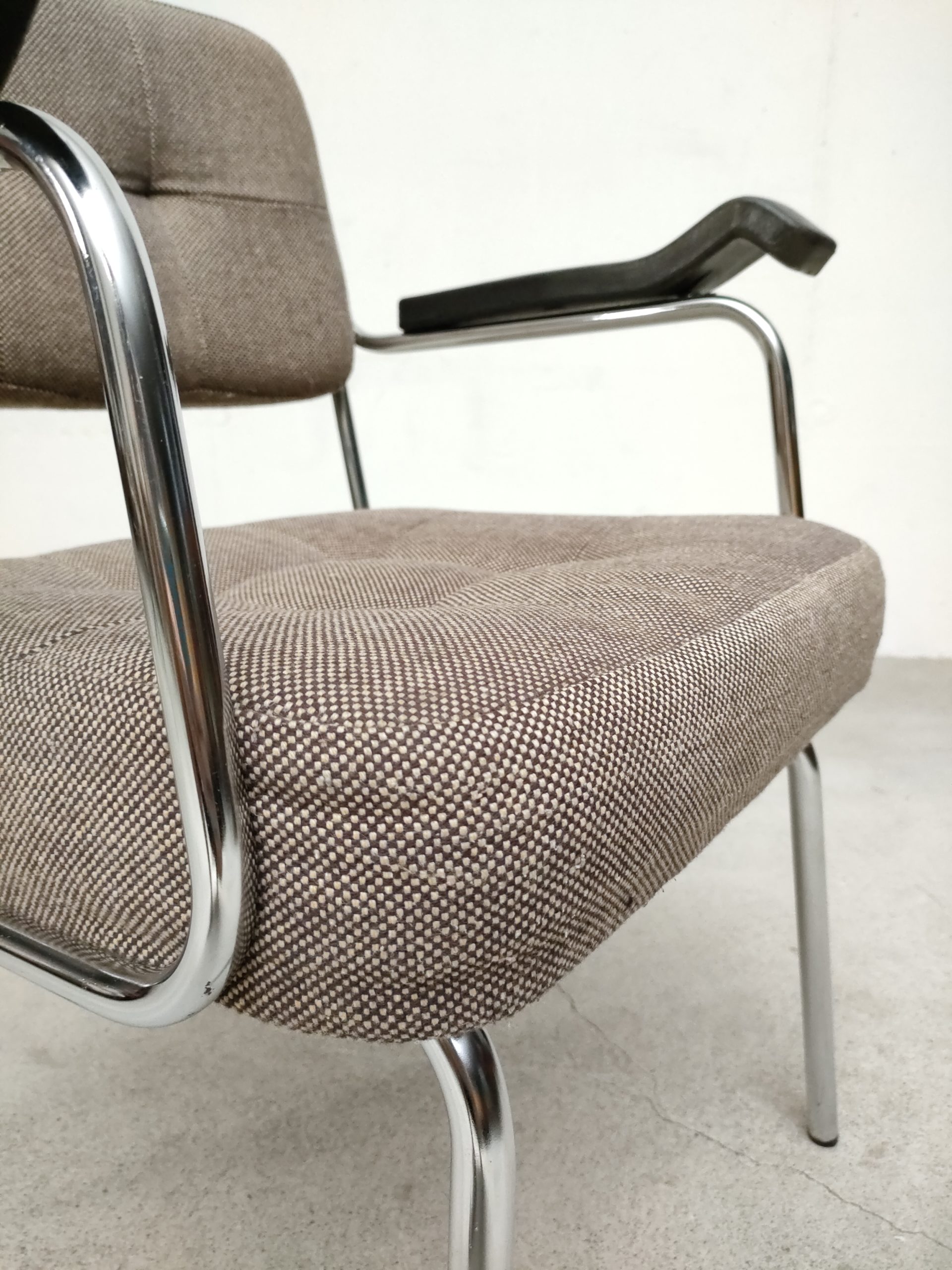 Fauteuil vintage avec accoudoirs – Image 13