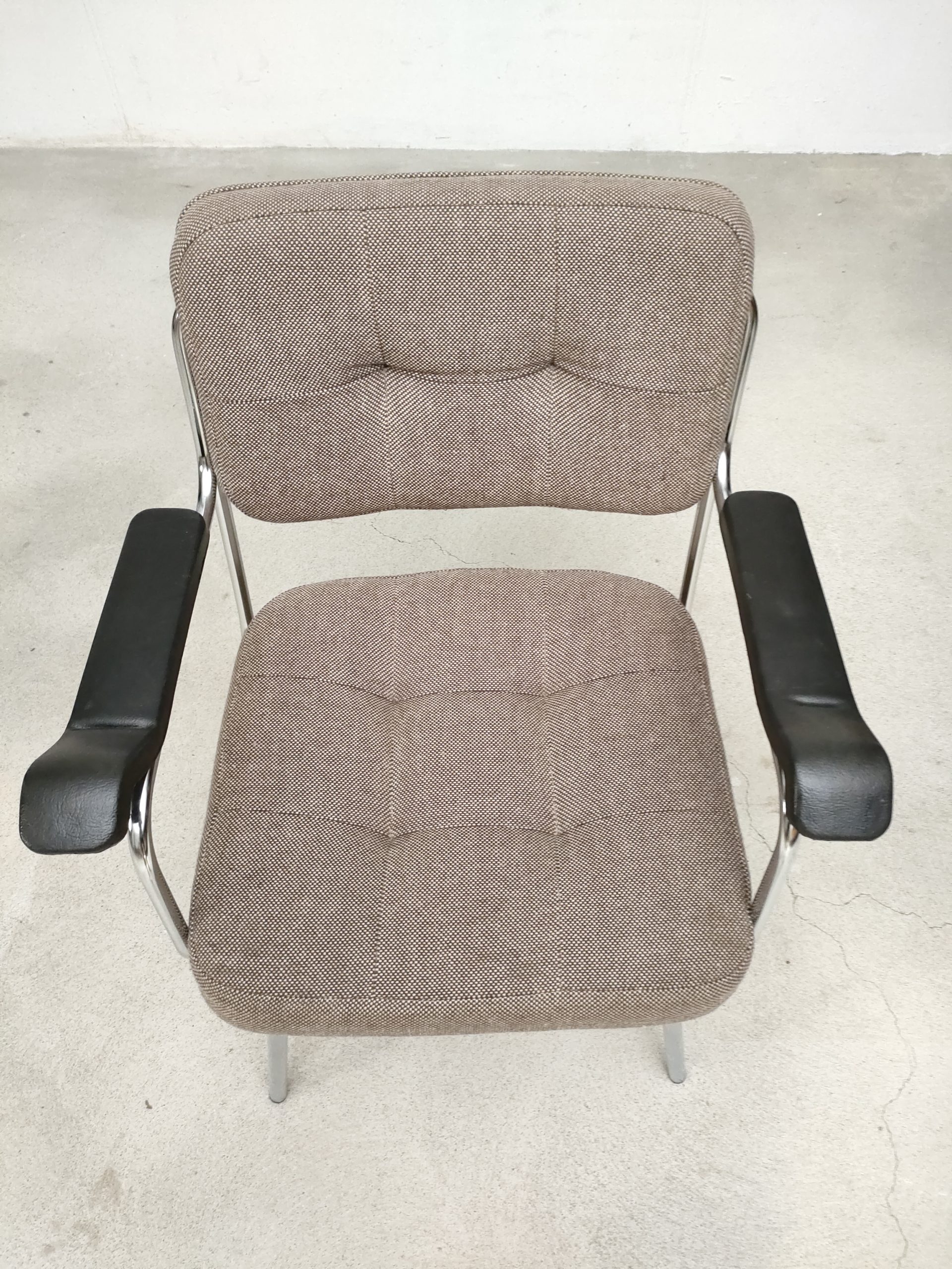 Fauteuil vintage avec accoudoirs – Image 14