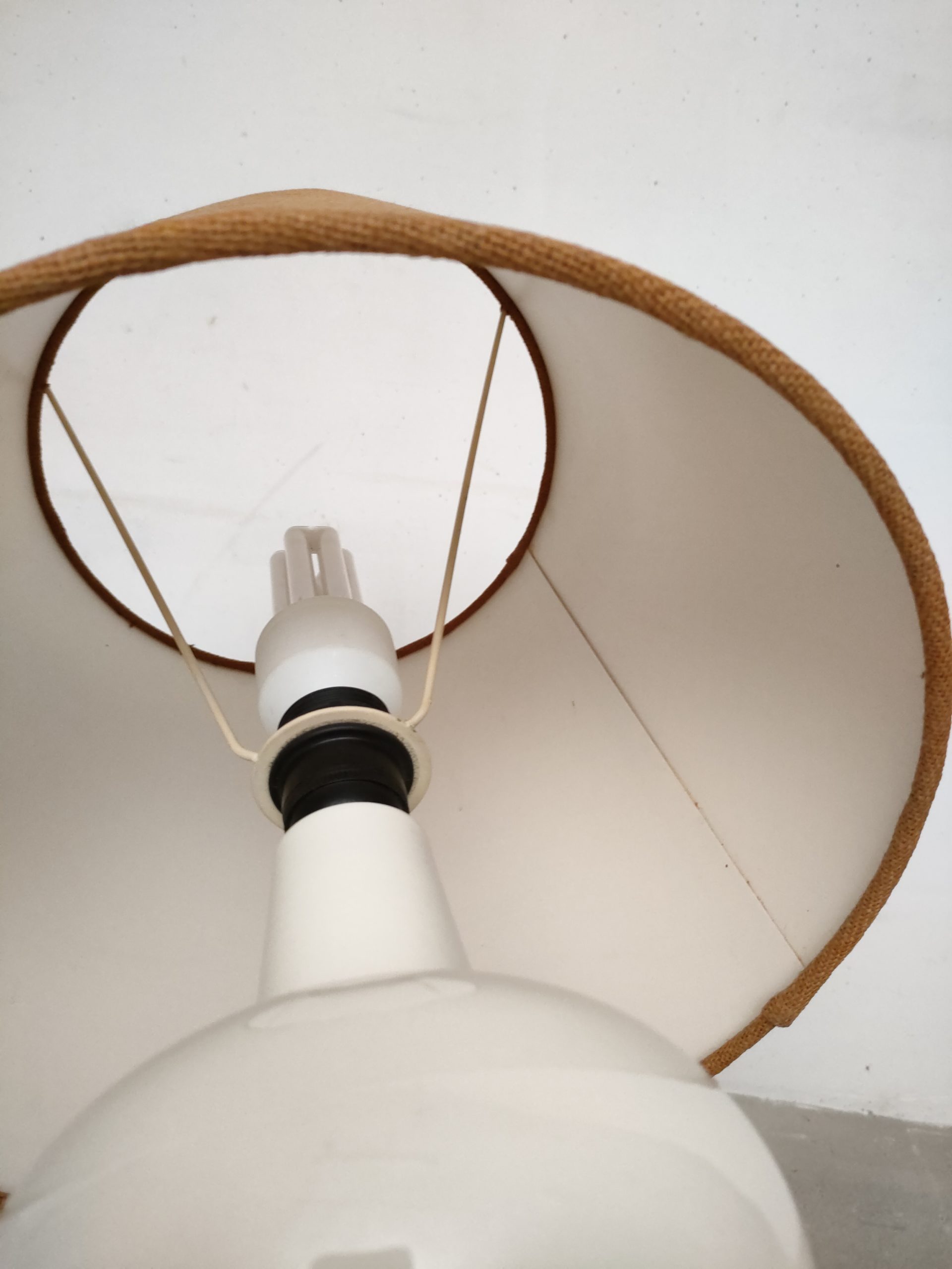 Lampe de table avec base en céramique – Image 9