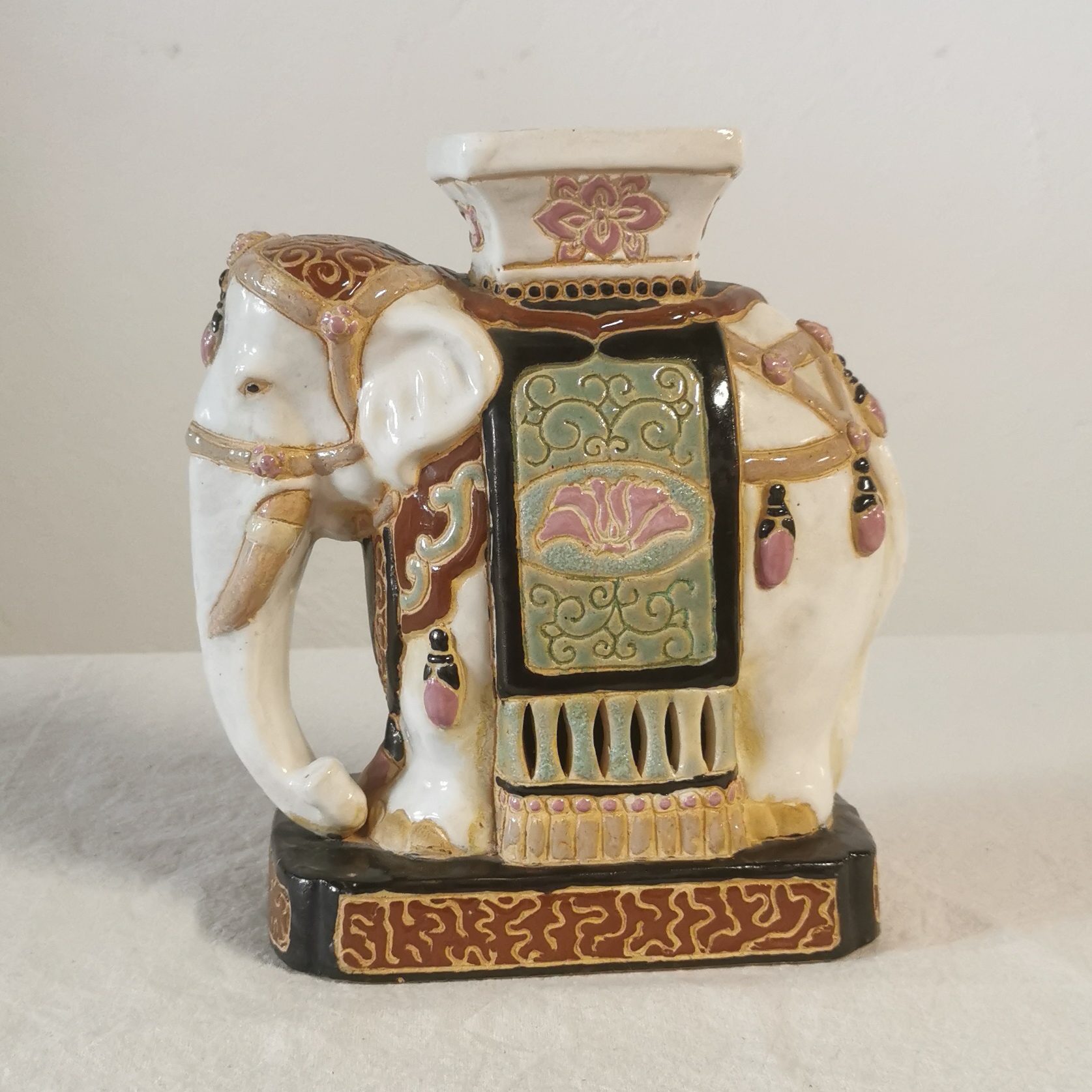 Eléphant en céramique – Image 4