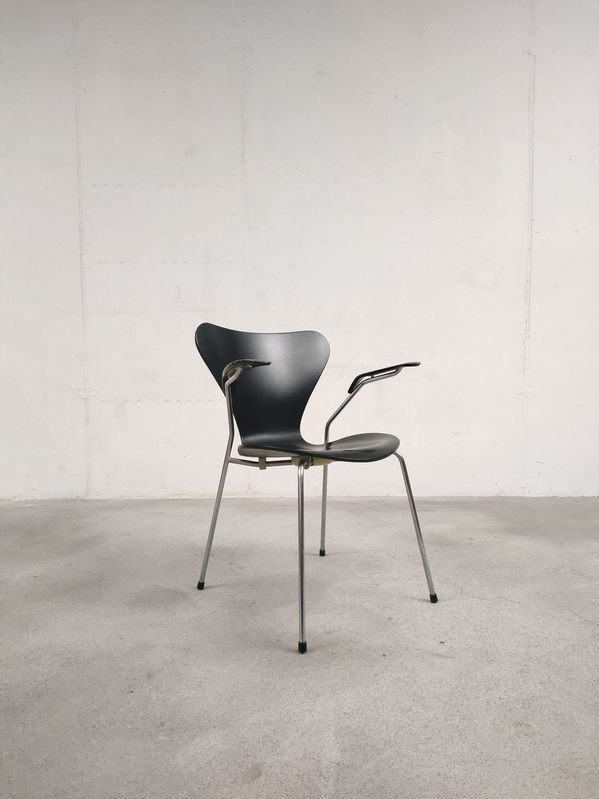 Chaise Arne Jacobsen modèle 3207 – Image 2