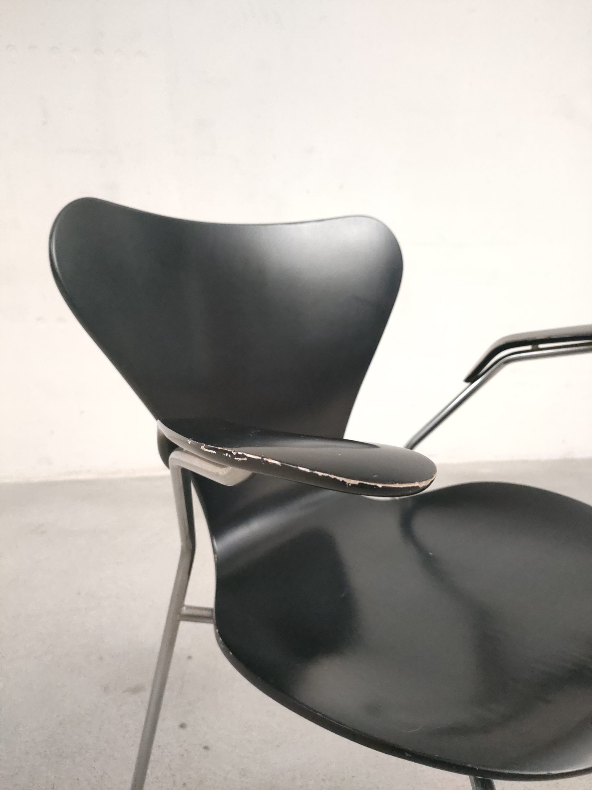 Chaise Arne Jacobsen modèle 3207 – Image 7