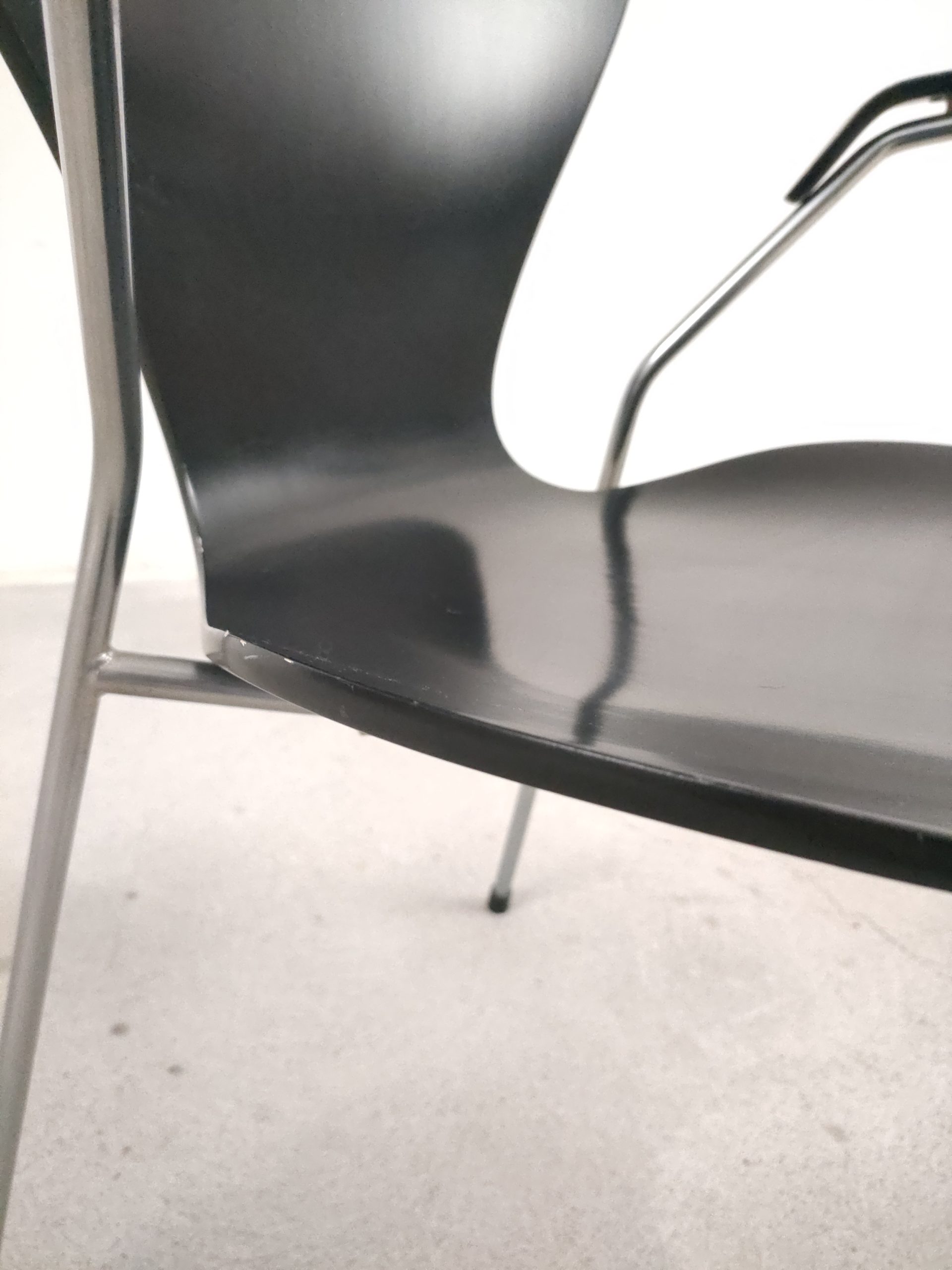 Chaise Arne Jacobsen modèle 3207 – Image 8