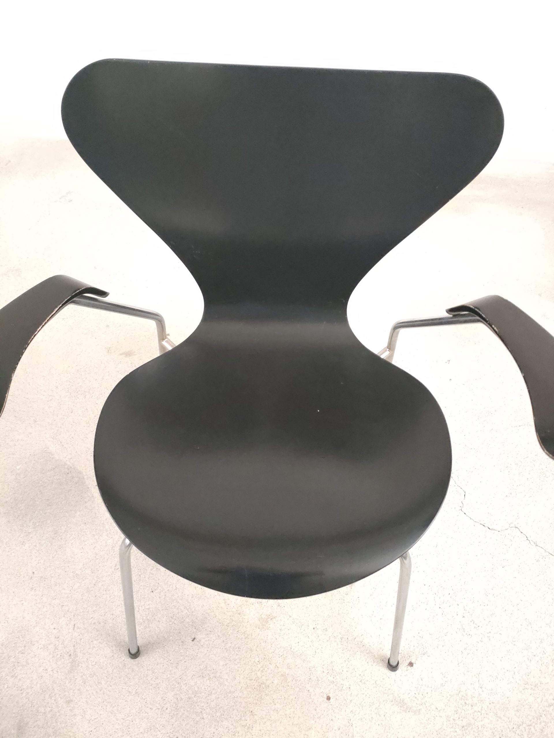 Chaise Arne Jacobsen modèle 3207 – Image 10