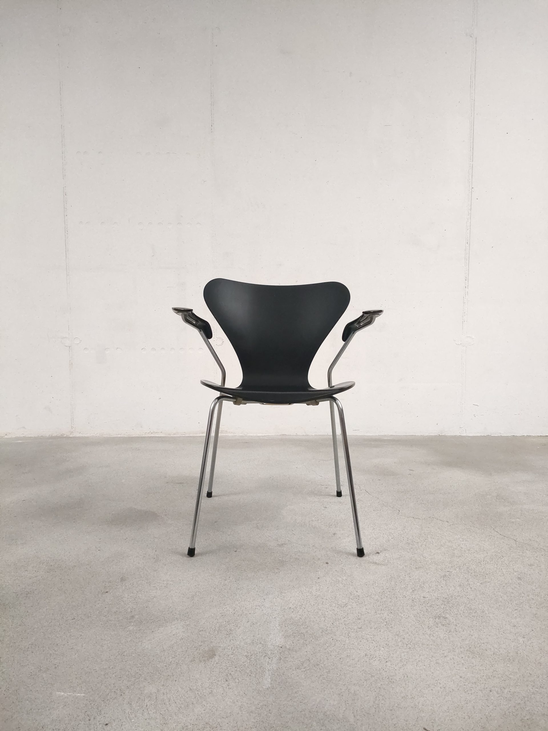Chaise Arne Jacobsen modèle 3207 – Image 3
