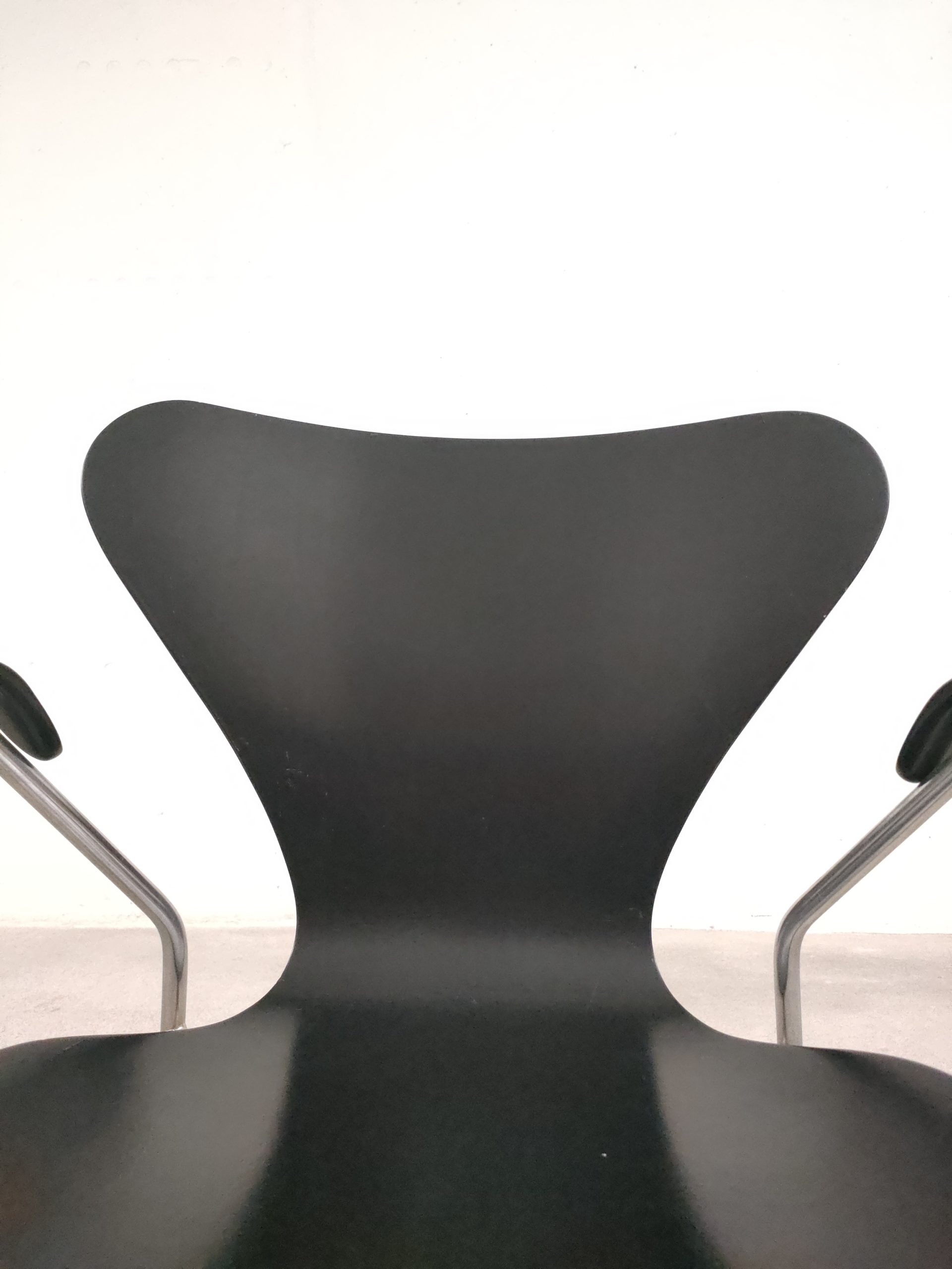 Chaise Arne Jacobsen modèle 3207 – Image 9