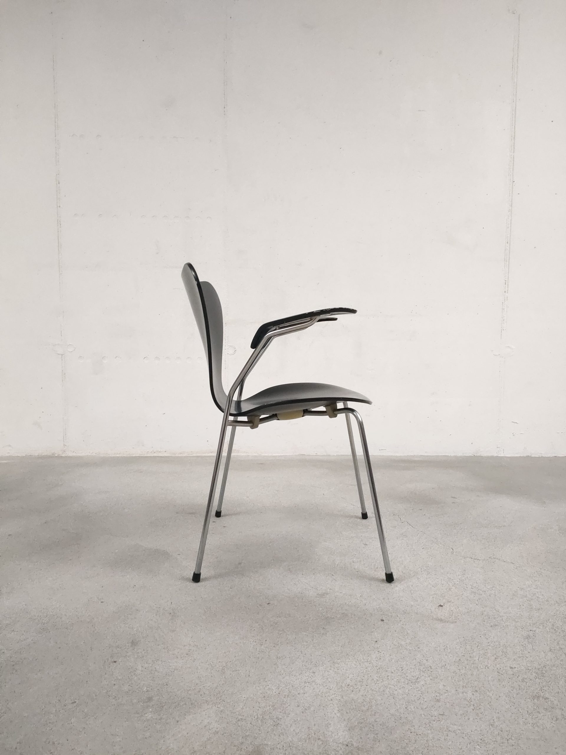 Chaise Arne Jacobsen modèle 3207 – Image 4